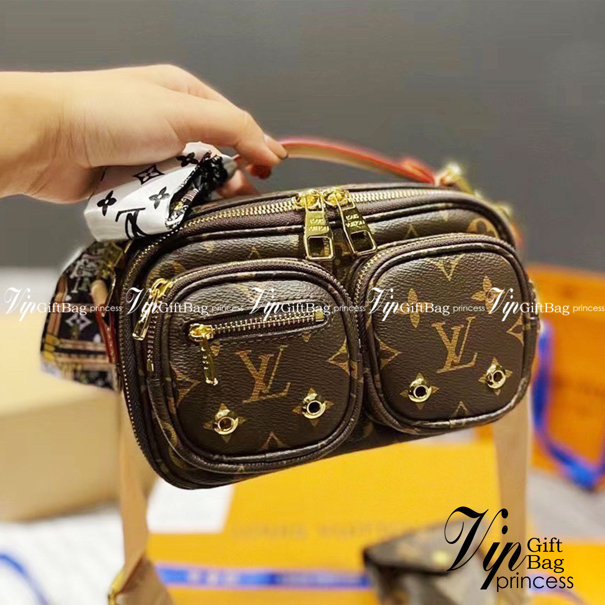 LV UTILITY CROSSBODY BAG กระเป๋าสะพาย และคาดอกได้ เท่มากๆ เลยค่ะ รุ่นนี้เป็น unisex ใช้ได้ทั้งชายหญิง รุ่นตามหา หนังลายโมโนแกรม งานสวย อะไหล่ปั้มทุกจุด ราคาสุดคุ้ม คุณภาพงานตามรูป ถ่ายจากสินค้าจริง สวยปังๆ เลยค่า