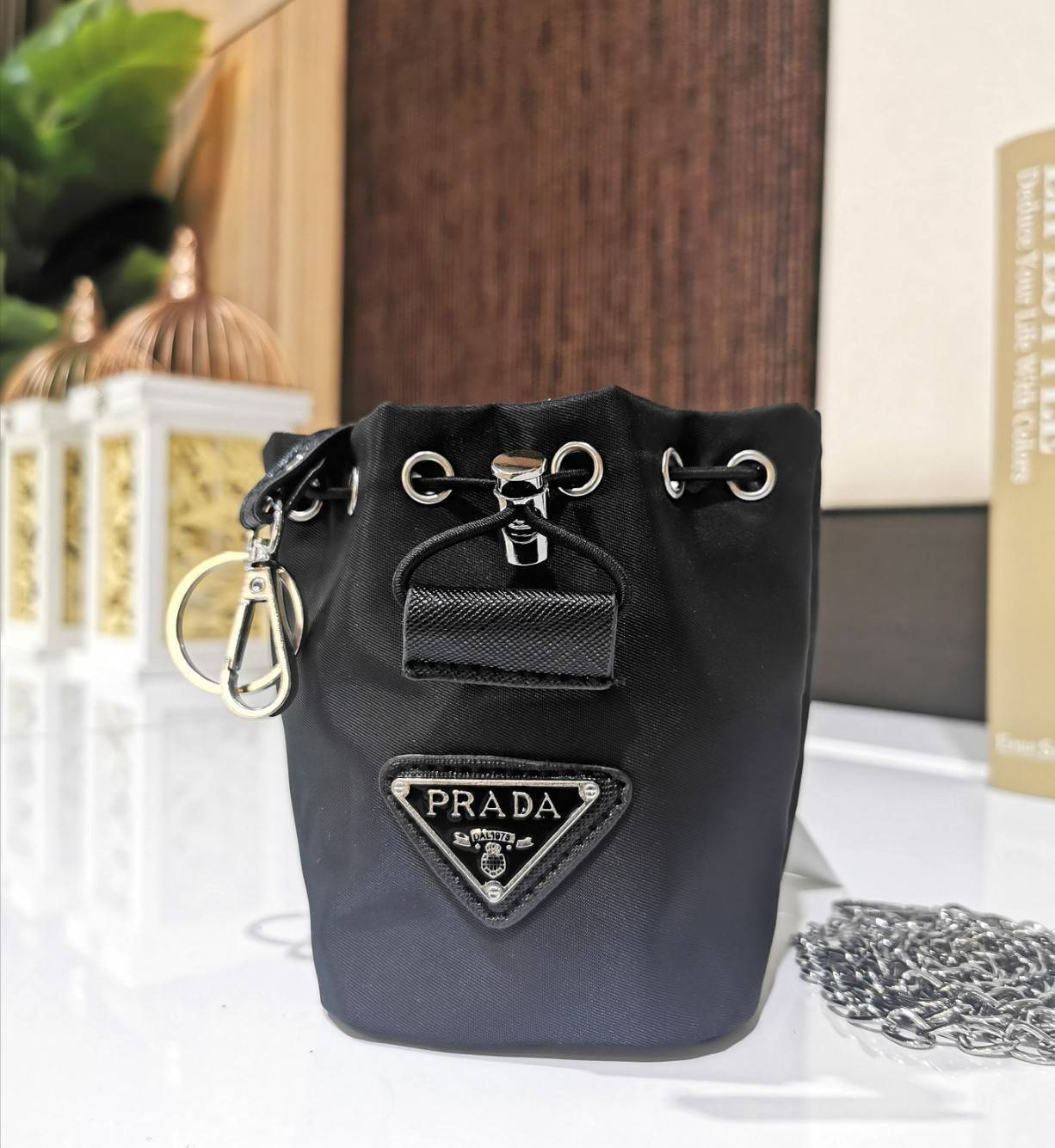 กลับมาตามคำเรียกร้อง Must Have!✴️PRADA MINI DRAWSTRING WITH KEYCHAIN VIP GIFT WITH PURCHASE (GWP) พรีเมี่ยมกิ๊ฟจากต่างประเทศรุ่น Limited "Duty Free" กำลังฮิตสุดๆในเกาหลี วัสดุ Nylon & Polyester 100% ด้านหน้าประดับโลโก้ เปิดปิดแบบ Drawstri