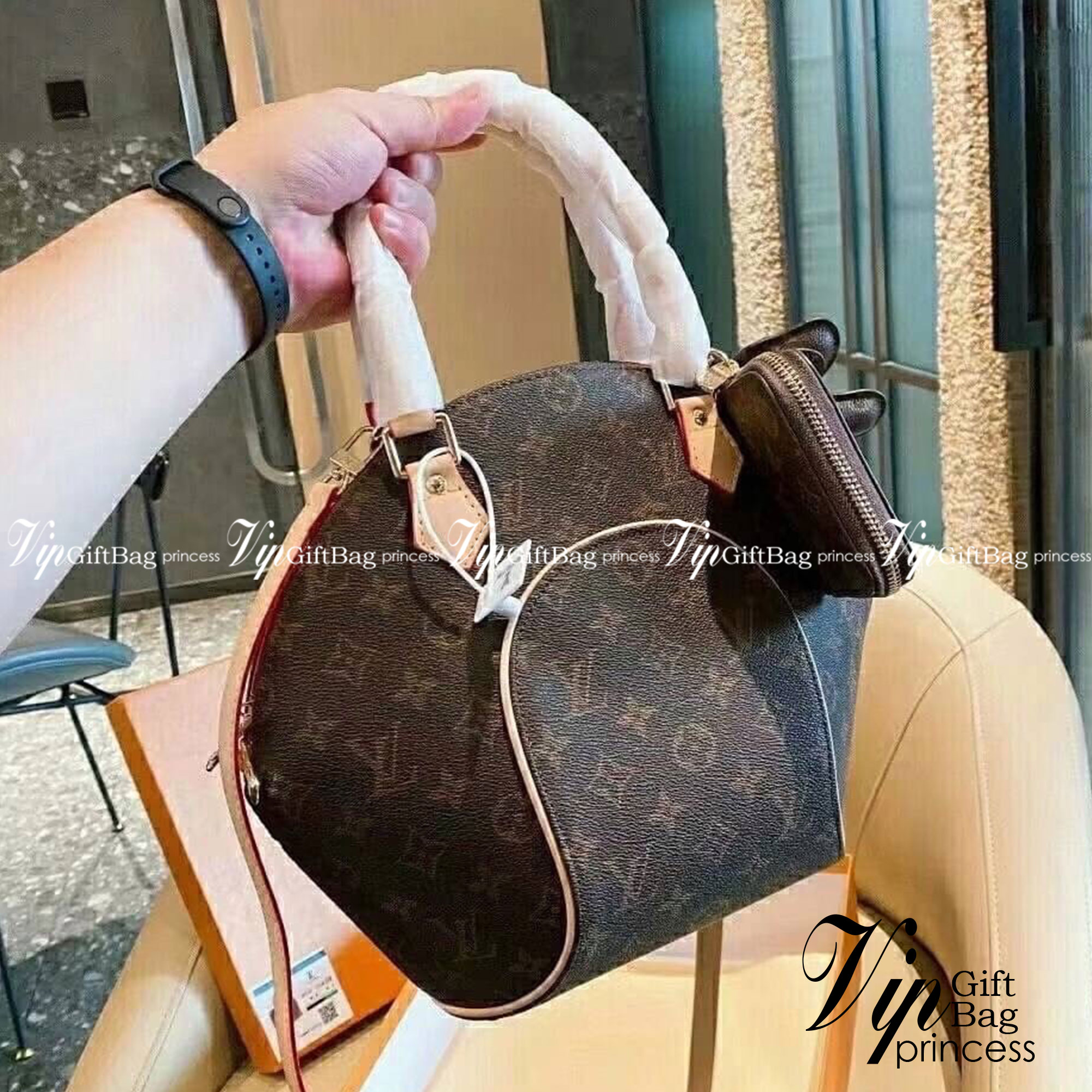 LV Ellipse PM Monogram Canvas Handbag กระเป๋าสะพายทรงหรูหรา มีสไตล์ รูปทรงโค้งแต่งขอบหนัง เป็นเอกลักษณ์ลงตัวสมบูรณ์แบบ ใบจริงสวยมากกกก ได้สวยก่อนใคร ต้องจัดแล้วจ้า พร้อมส่งที่นี่ ที่เดียว!! **พิเศษ แถมกระเป๋าสตางค์ใบเล็ก และตัวห้อยน้องหมา คุ้มสุดๆ เลยค่า