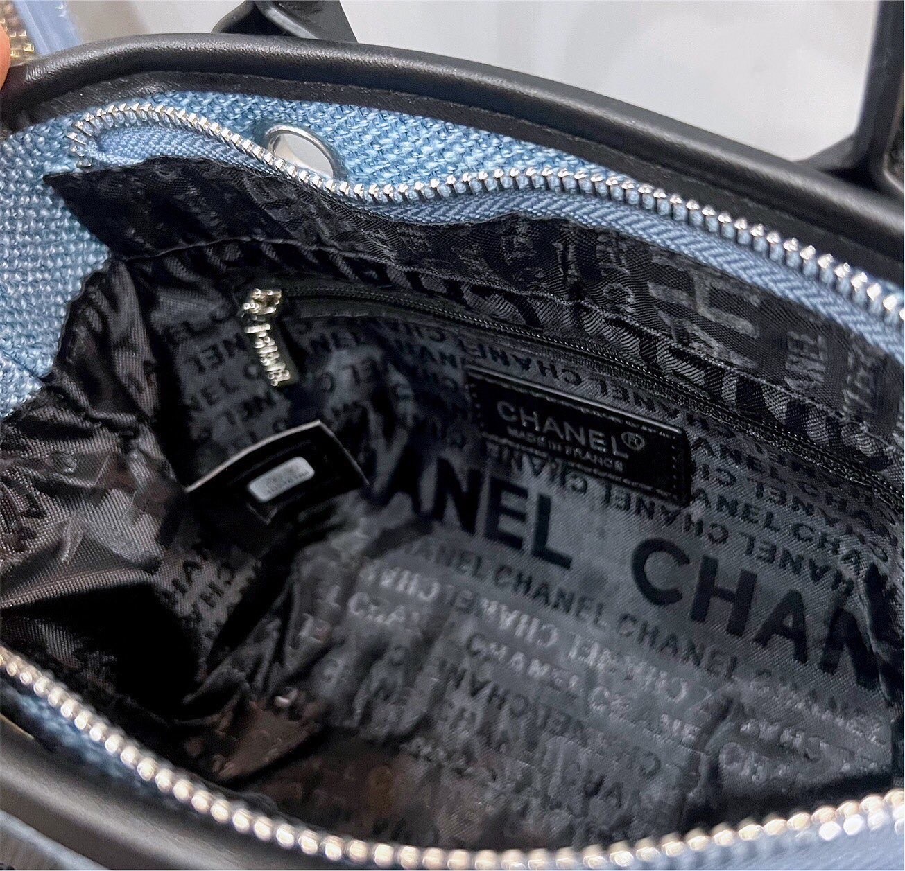 Chanel tote bag / Chanel Shopping Bag 8" กระเป๋าชาเนลทรงโท้ท หนังแคนวาสซับในสีดำปั้มแบรนด์ทุกจุด สายโซ่ดึงปรับความยาวได้ สวยทั้งภายนอกภายในคุ้มค่าราคาจับต้องได้