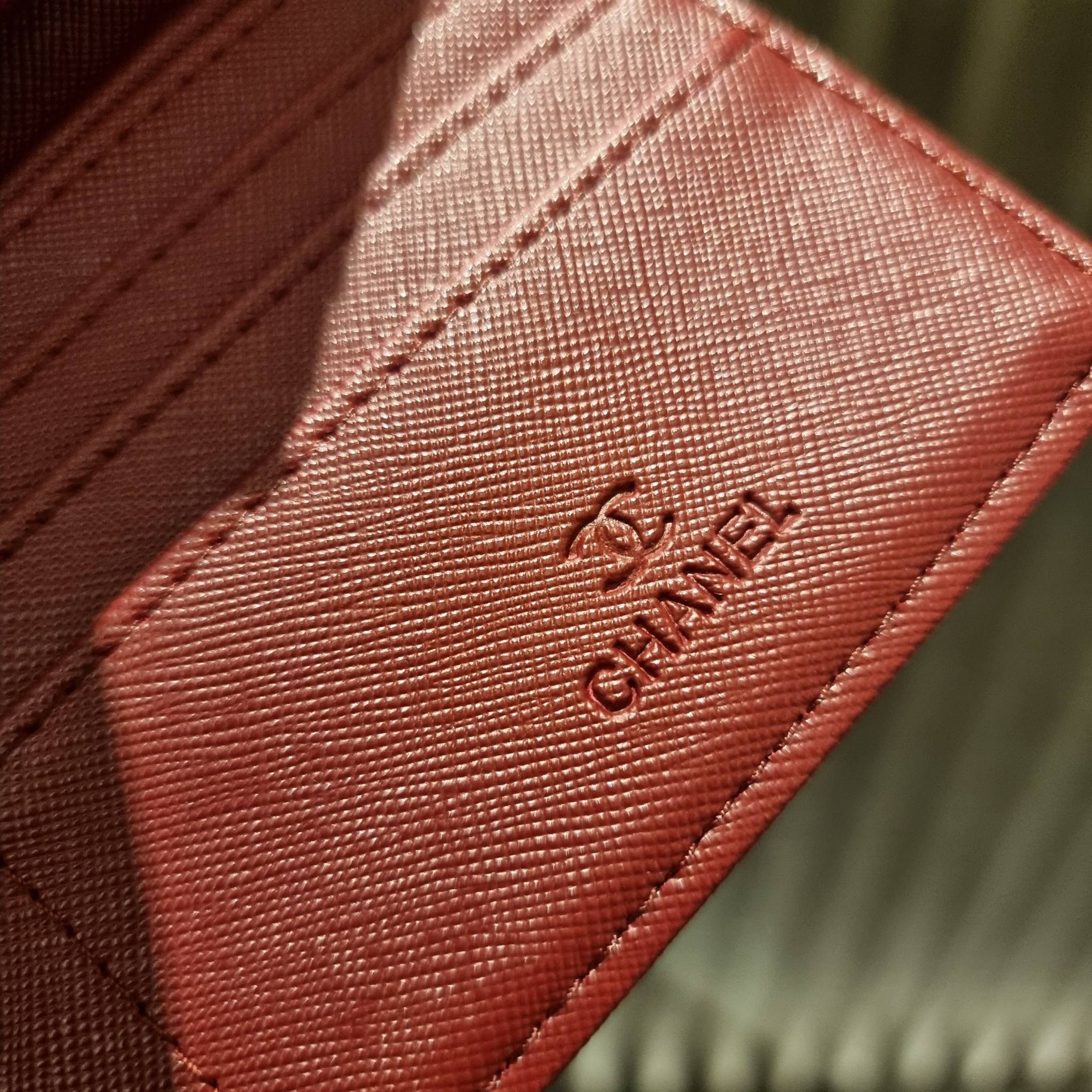 VIP 】กระเป๋าสตางค์ใบยาวรุ่นฝาพับที่ถามหากันมากที่สุด!! สวยรับทรัพย์จาก Chanel วัสดุหนังลายคาร์เวีย ลุคผู้ดีที่สุด เปิด-ปิดด้วยกระดุมแม่เหล็ก ภายในกระเป๋ามีช่องใส่บัตรได้เยอะ ใส่ธนบัตร ใส่เหรียญได้ มีช่องซิปแยกอีกหนึ่งช่อง ดีไซน์เรียบหรูดูคลาสสิค!! สาวๆห้า