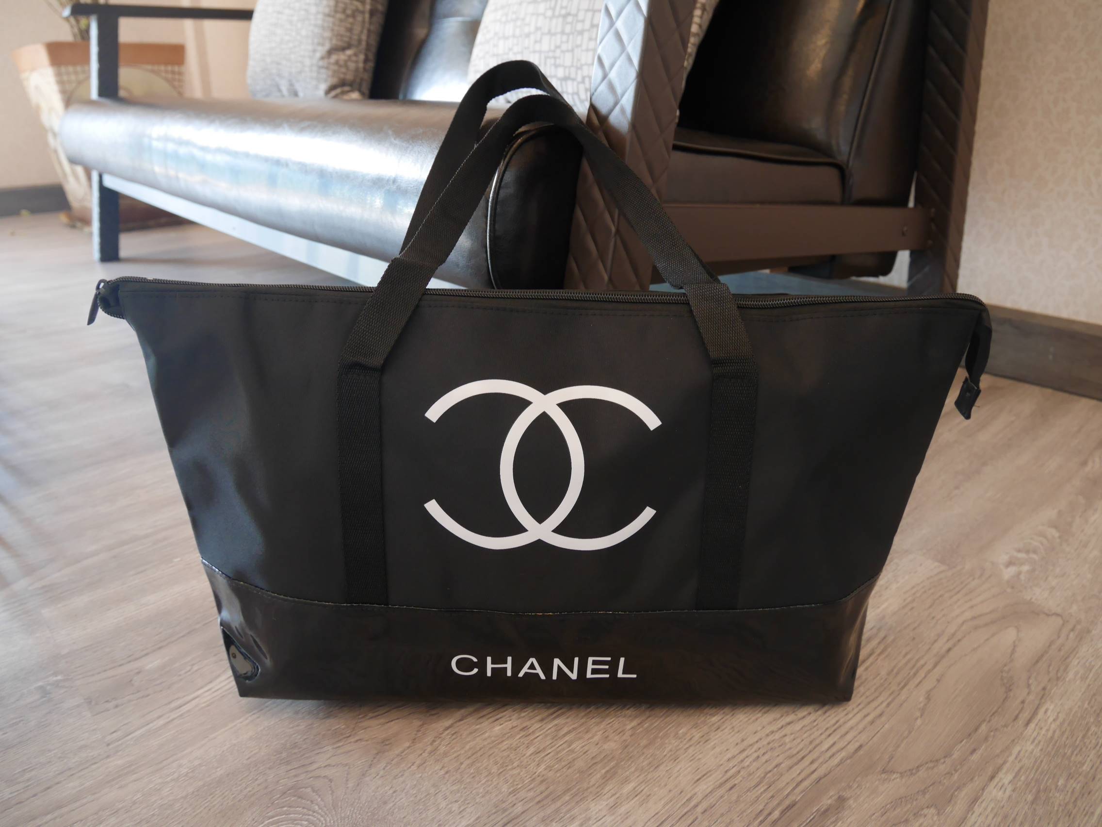 New! กระเป๋าใบใหญ่ทรง Tote จากแบรนด์ Chanel VIP gift Bag ของแท้ 100% ทำจากผ้าหนา Polyester ฐานล่างกระเป๋าทำจากหนังแก้วผิวมันเงา สวยหรู สกรีนโลโก้ชาแนลหน้าหลัง หัวซิปปั้มโลโก้ ด้านในเป็นช่องกว้าง และมีอีกหนึ่งช่องเก็บของ รุ่นนี้สะพายไหล่ สวยมาก น้ำหนักเบา 