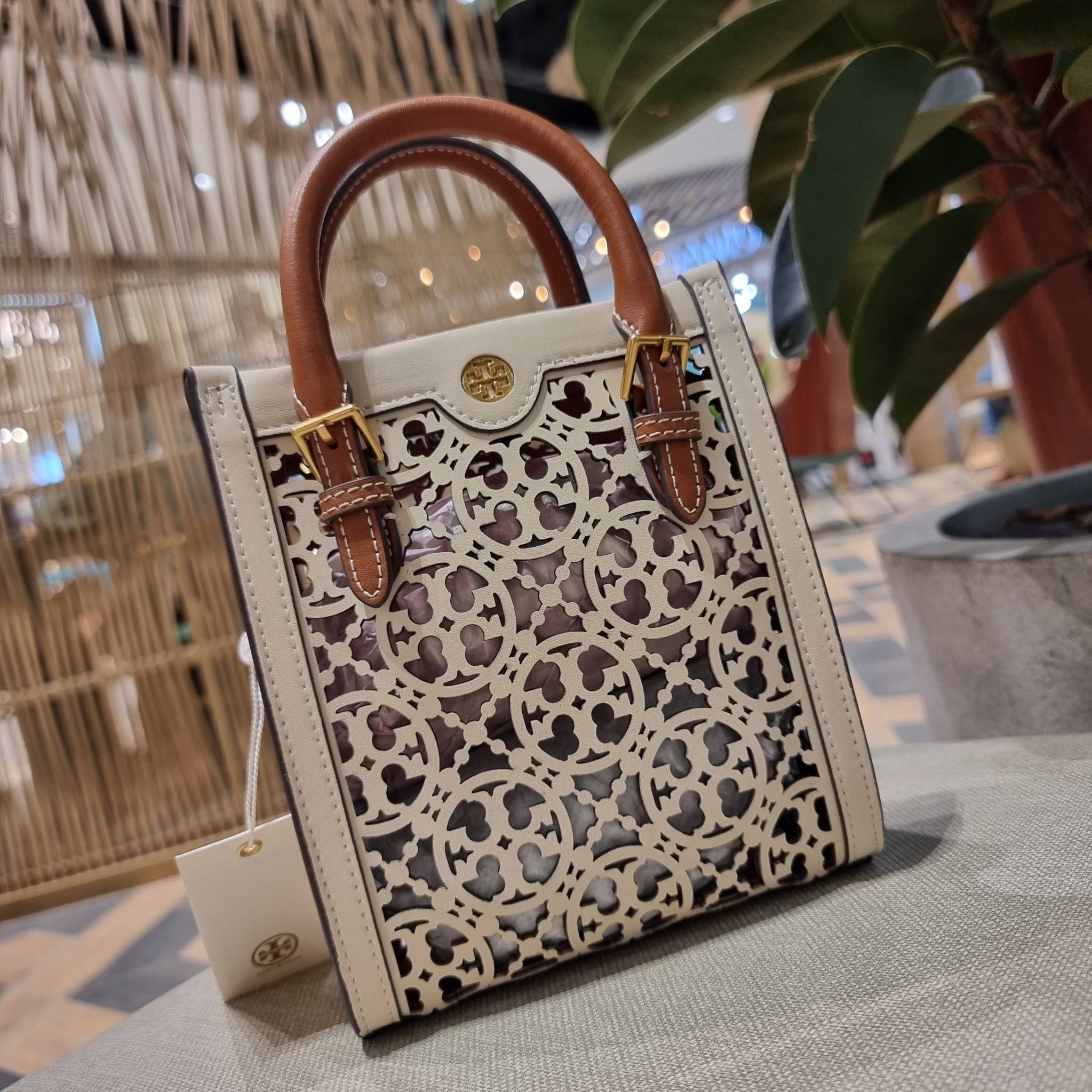TORY BURCH T MONOGRAM LASER-CUT MINI TOTE ใจบางที่สุดกับคอลเลคชั่นนี้ กับกระเป๋าสะพายทรงโท้ท ไซส์มินิ ที่เพิ่มดีเทลความแพงด้วยการฉลุลวดลายโมโนแกรมรอบใบ ถักทอเป็นเส้นลายสานที่สวยงามมาก งานฝีมือจริงๆ วัสดุหนัง cowhide ปากกระเป๋ามีแถบแม่เหล็กกันหล่น และมีหูจ