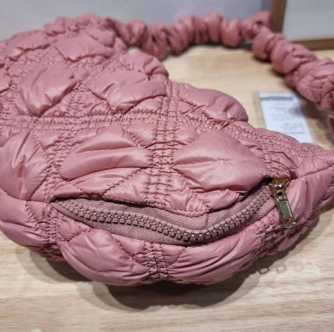 Carlyn cozy bag / Carlyn glaze bag 13 สีพร้อมส่ง อีกหนึ่งคอลเด็ด ที่ฮิตแบบฉุดไม่อยู่ กับไอเท็มนุ่มนิ่มจากเกาหลี พร้อมสีใหม่ล่าสุด กระเป๋าสะพายก้อนเมฆสุดเก๋ ที่สามารถใช้ได้หลากหลาย