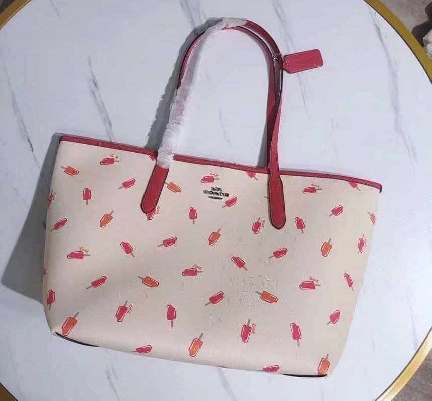OUTLET 】COACH C4119 CITY TOTE WITH APPLE PRINT COACH CITY TOTE WITH POPSICLE PRINT C4277 แจกความน่ารักสดใส ด้วย 2 รุ่น กับเหล่าแอปเปิ้ลเขียวที่ยกมาทั้งสวน!! และลวดลายไอศครีมโทนชมพูแสนหวาน ดีไซน์ดึงดูดความสนใจได้ดีเลยทีเดียว กระเป๋าทรงช็อปปิ้งใบใหญ่ ที่จุย