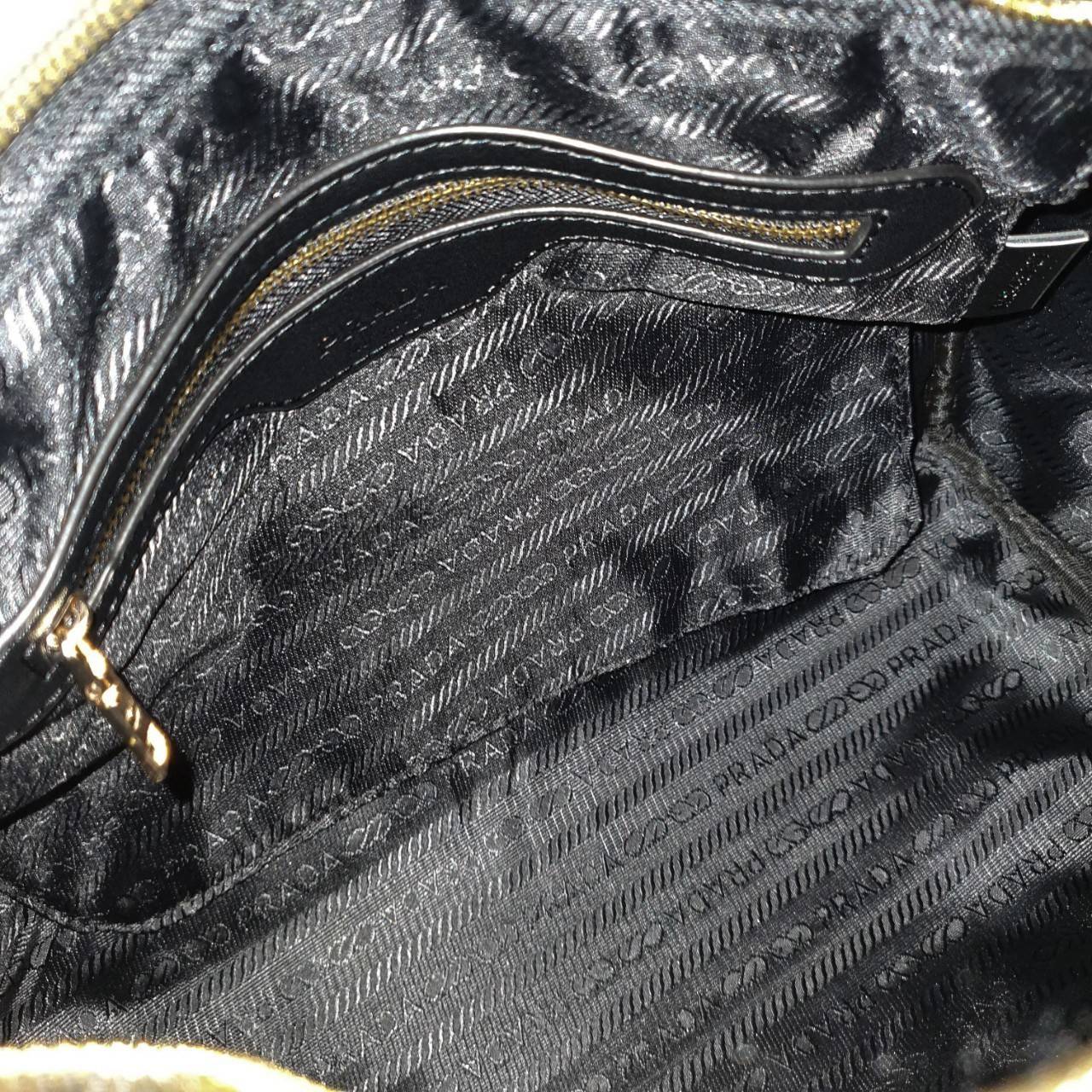 PRADA TRAVEL BAG **ทรงหมอนในตำนาน จะใช้อีกกี่ปีทรงนี้ก็ยังฮิตตลอดคะ กับงานพรีเมียมกิ้ฟท์ แบรนด์ PRADA ทรงหมอนลายตาราง อยู่ทรงสวยๆ จุของได้เยอะคะ Ipad เครื่องสำอางค์ ขวดน้ำ เหมาะสำหรับสาวๆ มากคะ ขนาดกำลังดีไม่ใหญ่เกินไป ถือสวยๆออกงานได้สบายคะ ตัวกระเป๋าอะไ