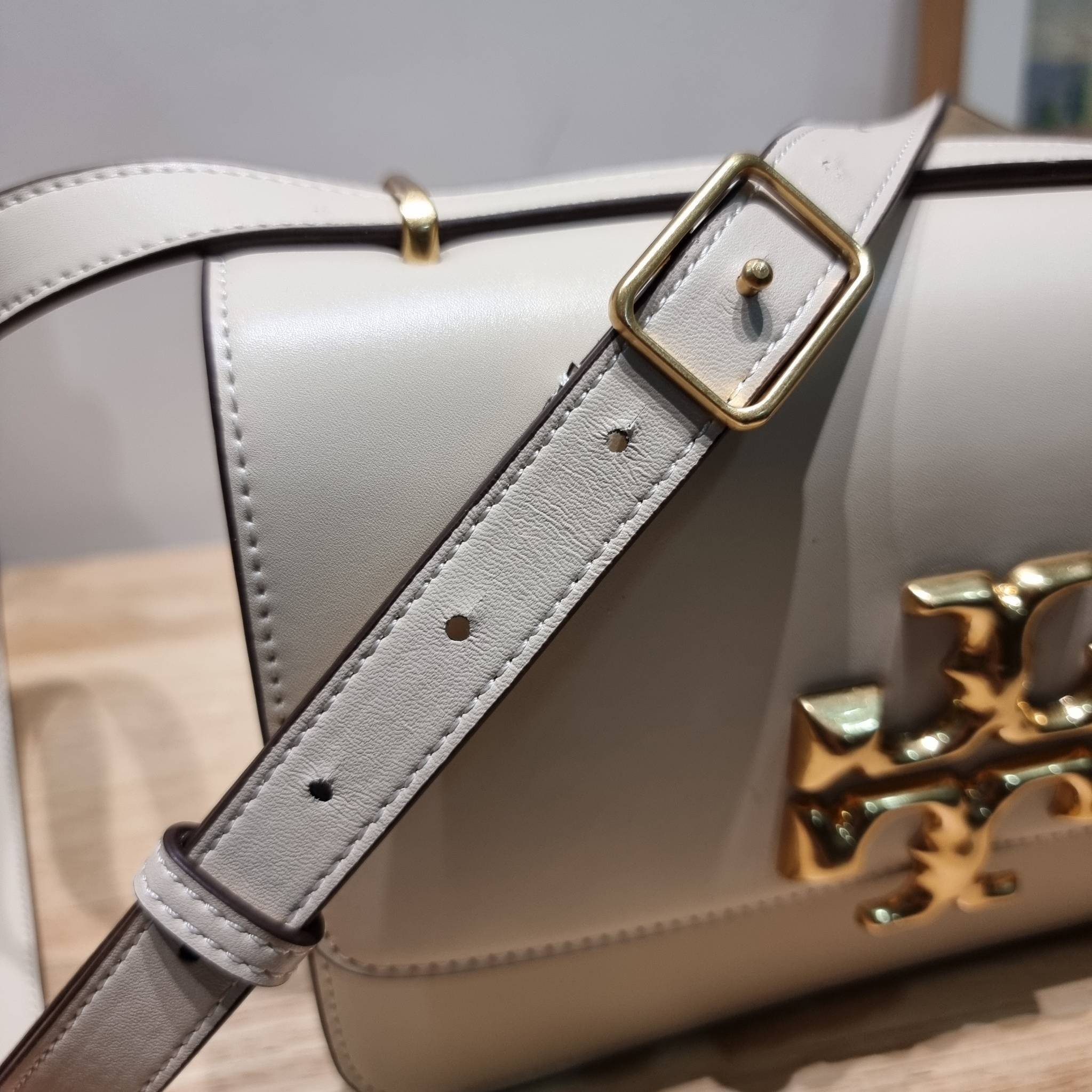 Tory Burch Bag / TORY BURCH ELEANOR CONVERTIBLE SHOULDER BAG รุ่นยอดนิยม กับไซส์ใหม่ ใหญ่จุคุ้ม! กระเป๋าสะพายข้าง ดีไซน์อยู่ทรง เรียบหรู! ผู้ดีกว่าใคร เปิด-ปิดด้วยแถบแม่เหล็ก