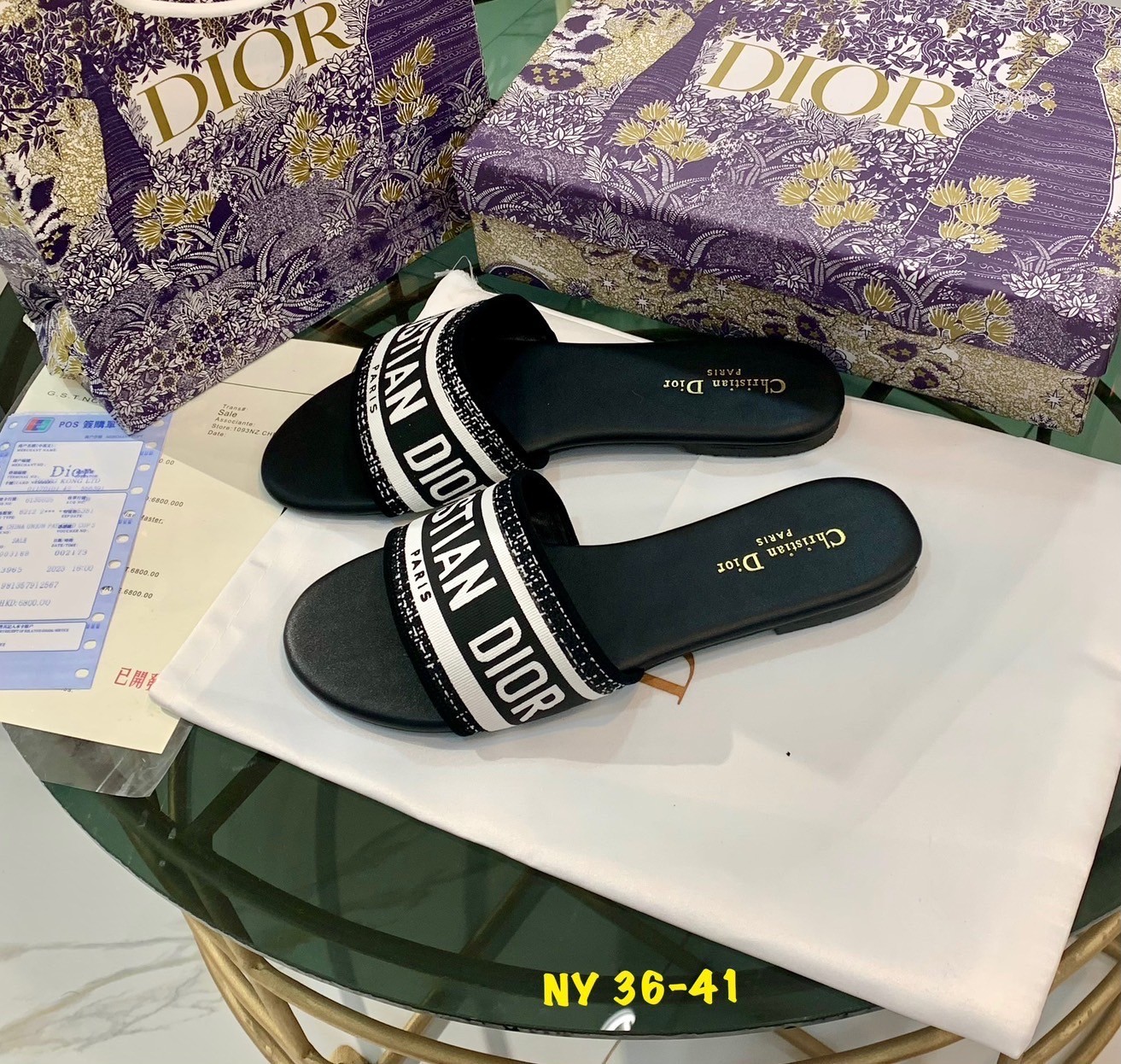 พร้อมส่ง Dior Sandals รองเท้าแตะดิออ งานคัดเกรดคุณภาพทอละเอียด ปั้มแบรนด์ พื้นยางกันลื่นอย่างดี กระชับเท้า ใส่สบายเดินได้นาน ไม่เจ็บไม่บีบเท้า สวยเกินราคา ภาพถ่ายจากงานจริง สวยตรงปกค่ะ