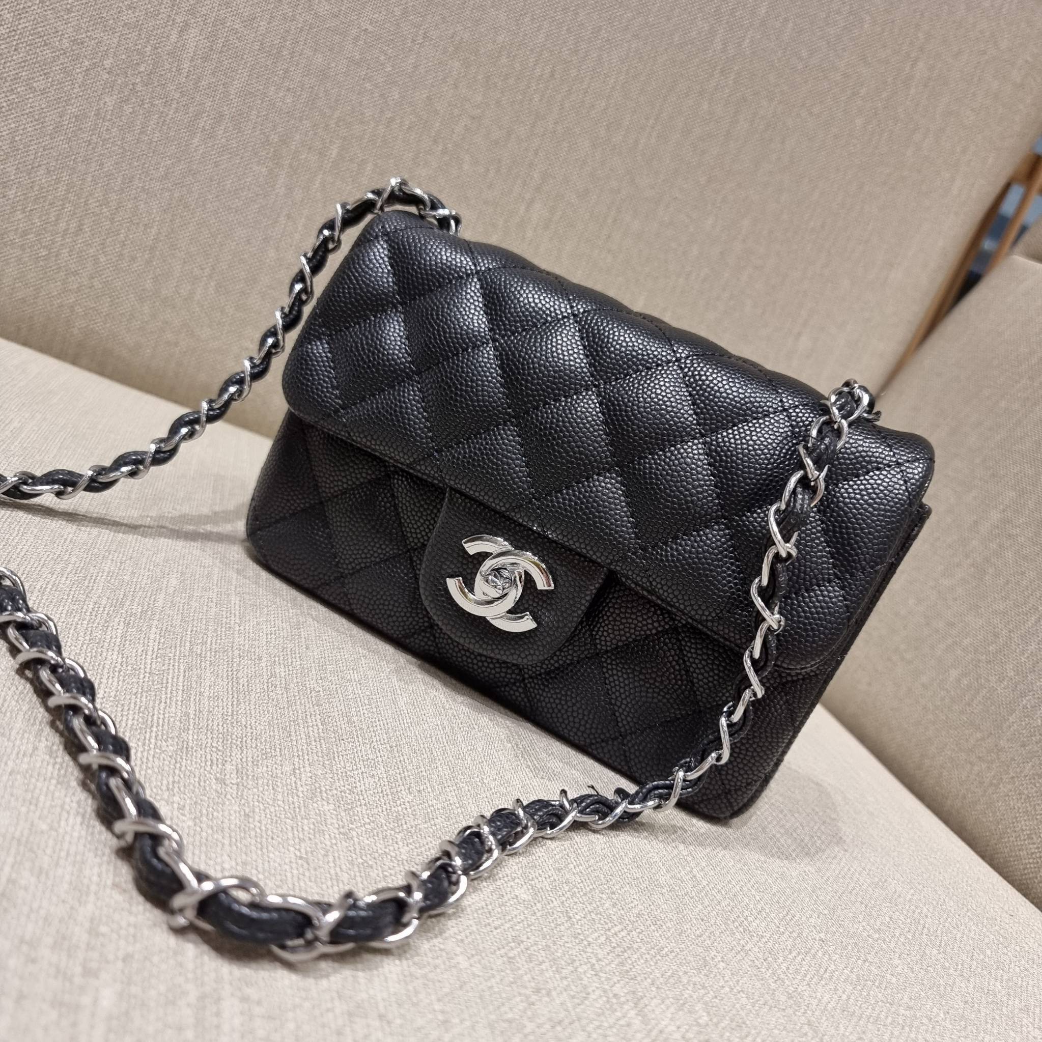 VIP 】3สี คัมแบคทูสต็อค!! จัดมาแน่นๆ พร้อมสีรับความเฮง!! พรีเมี่ยมจากแบรนด์ Chanel vip สุดพิเศษจากเคาน์เตอร์ กระเป๋าสะพาย หนังสังเคราะห์ลายคาร์เวีย หรูหราทั้งอะไหล่เงินและอะไหล่ทอง สะพายแล้วขับผิวมากๆใบนี้ เปิด-ปิดกระเป๋าด้วยตัวบิดล็อค ภายในกระเป๋าบุหนังสี