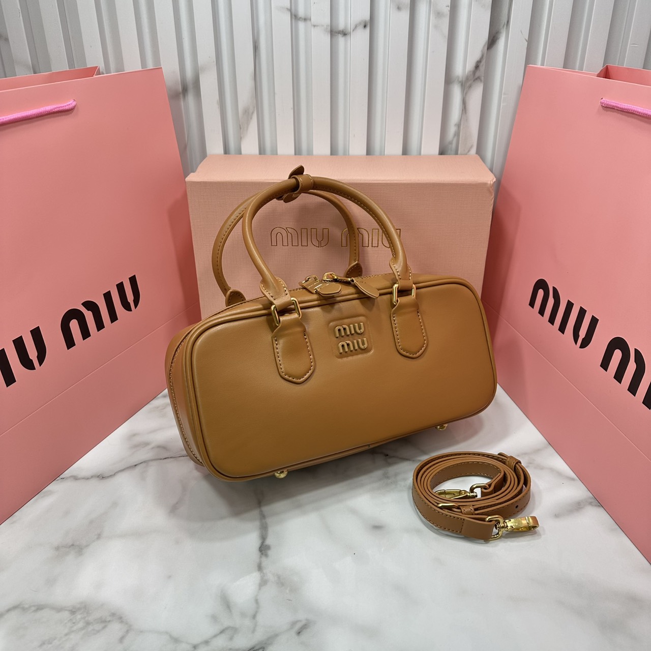 ORI หนังแท้ | MIU MIU Arcadie leather bag Large 27cm กระเป๋าสะพายทรงโฮโบใบใหญ่ ลุคลูกคุณหรูหราน่ารักๆเก๋ๆ สวยดูแพง หูจับในตัวง่ายและสะดวกพกพา มาพร้อมสายสะพายข้างภายในโล่งกว้างมาก