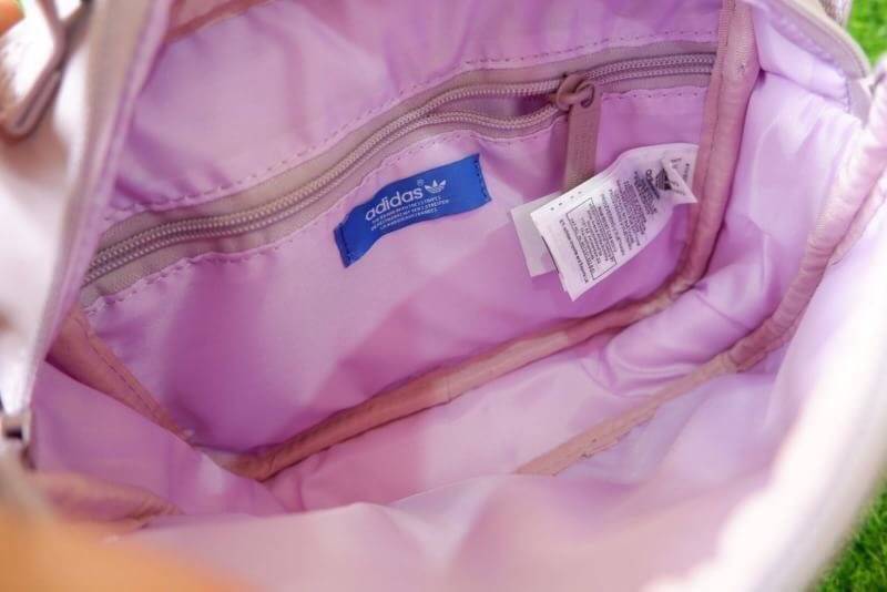 adidas mini airline bag *outlet* กระเป๋าสะพายข้างทรงสปอร์ต ด้านหน้าติดโลโก้แบรนด์ ดีไซน์ลาย 3D ด้านหลังเป็นหนังเรียบ มีช่องซิปสามารถใส่สิ่งของได้ รุ่นนี้เปิดปิดด้วยซิปคู่ ซิปปั๊มแบรนด์ทุกจุด ด้านในเป็นช่องกว้าง มีช่องซิป สายสะพายยาวสามารถปรับระดับได้ สาวก