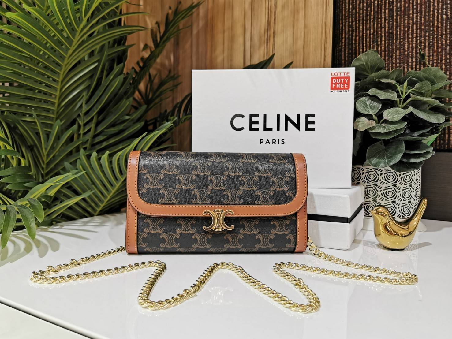 CELINE CLUTCH BAG WITH CHAIN VIP GIFT WITH PURCHASE GWP กระเป๋าพรีเมี่ยมกิ๊ฟ Limited จาก CELINE HAUTE PARFUME DUTYFREE COUNTER วัสดุ Triomphe Canvas หนังสวยอยู่ทรงเปิดปิดด้วยฝาปิดกระดุมประดับโลโก้แบรนด์สีทองด้านหน้า ภายในมีช่องแบ่งหลายช่อง มีช่องใส่บัตรหล