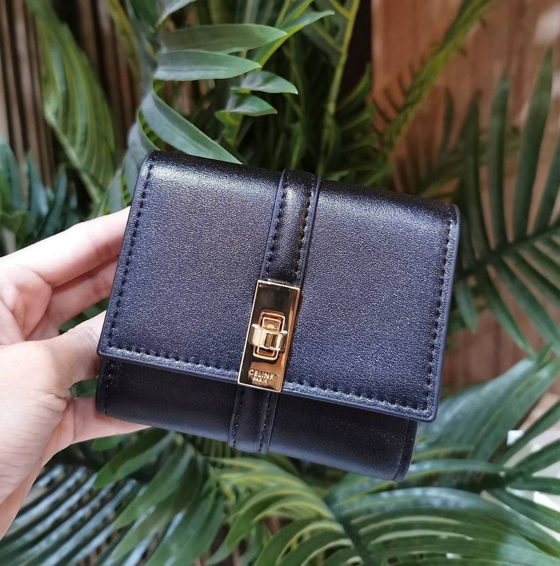 CELINE SHORT WALLET VIP GIFT WITH PURCHASE (GWP) พรีเมี่ยมกิ๊ฟ Limited จาก CELINE HAUTE PARFUME DUTYFREE COUNTER หนังแท้ CalfSkin เรียบสวยอยู่ทรงมีโลโก้ด้านหน้าเปิดปิดด้วยตัวล๊อคบิดอะไหล่ทองปั้มโลโก้ภายในมีช่องแบ่งหลายช่อง มีช่องใส่บัตรหลายช่อง ช่องใส่เหร