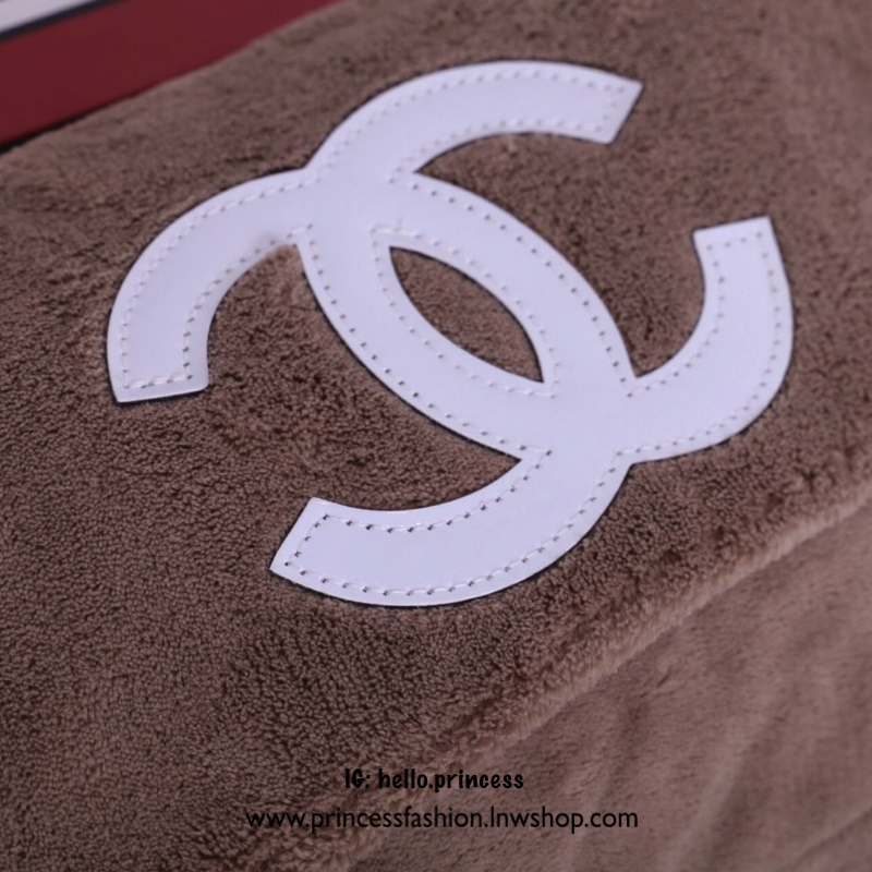 Chanel Beaute Crossbody Bag กระเป๋าสะพาย VIP GIFT ของแท้ จาก Chanel Cosmetic แท้💯 วัสดุขนวูลหนานุ่ม ตัดโลโก้แบรนด์หนังสีขาวสวยโดดเด่น น้ำหนักเบา เปิดปิดด้วยฝาปิดกระดุมแม่เหล็ก ใบใหญ่กำลังดี ใส่ iPad, กระเป๋าสตางค์ใบยาว, และของจุกจิกได้เยอะ มาพร้อม