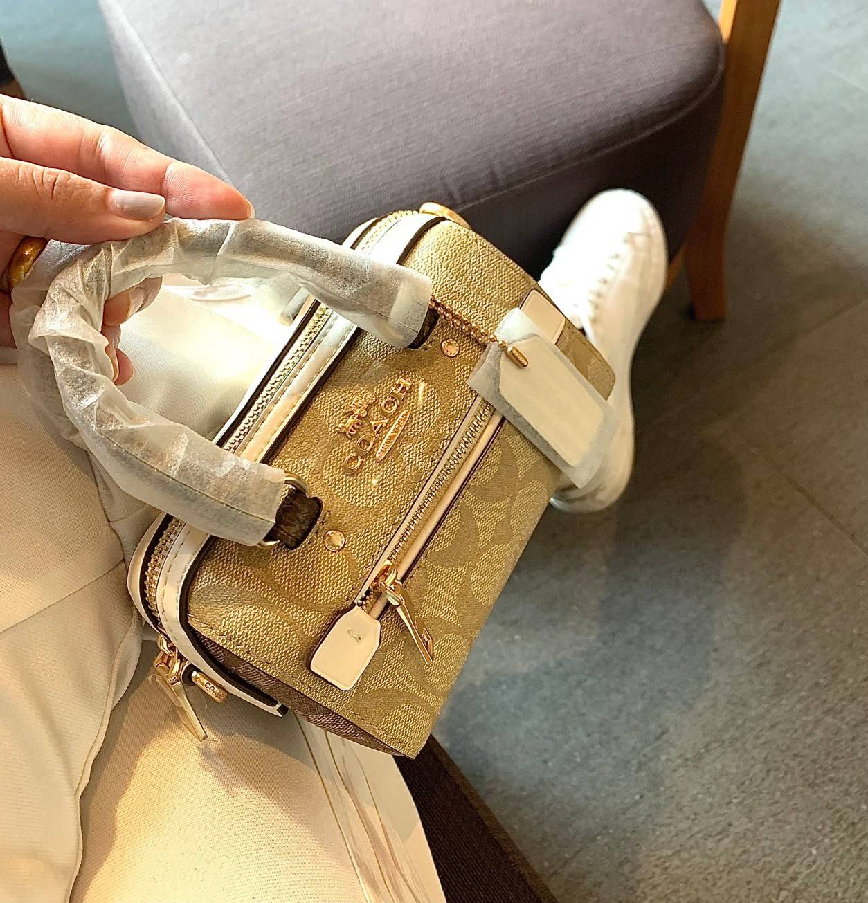 จิ๋วแต่แจ๋วไปเลยค่าา😘 COACH MICRO ROWAN CROSSBODY ((2300)) MINI พร้อมส่ง! บอกเลยสาวๆห้ามพลาด ใบจริงสวยมากๆค่ะ! กระเป๋าขนาดมินิๆ หนังCanvas ผสมหนังบายหูตรงหูหิ้วได้ลงตัวสวยวามมากๆเลยค่ะ//ด้านหน้ามีช่องซิปเล็กใส่เหรียญ เปิดปิดช่องหลักแบบซิป ภายในใส่