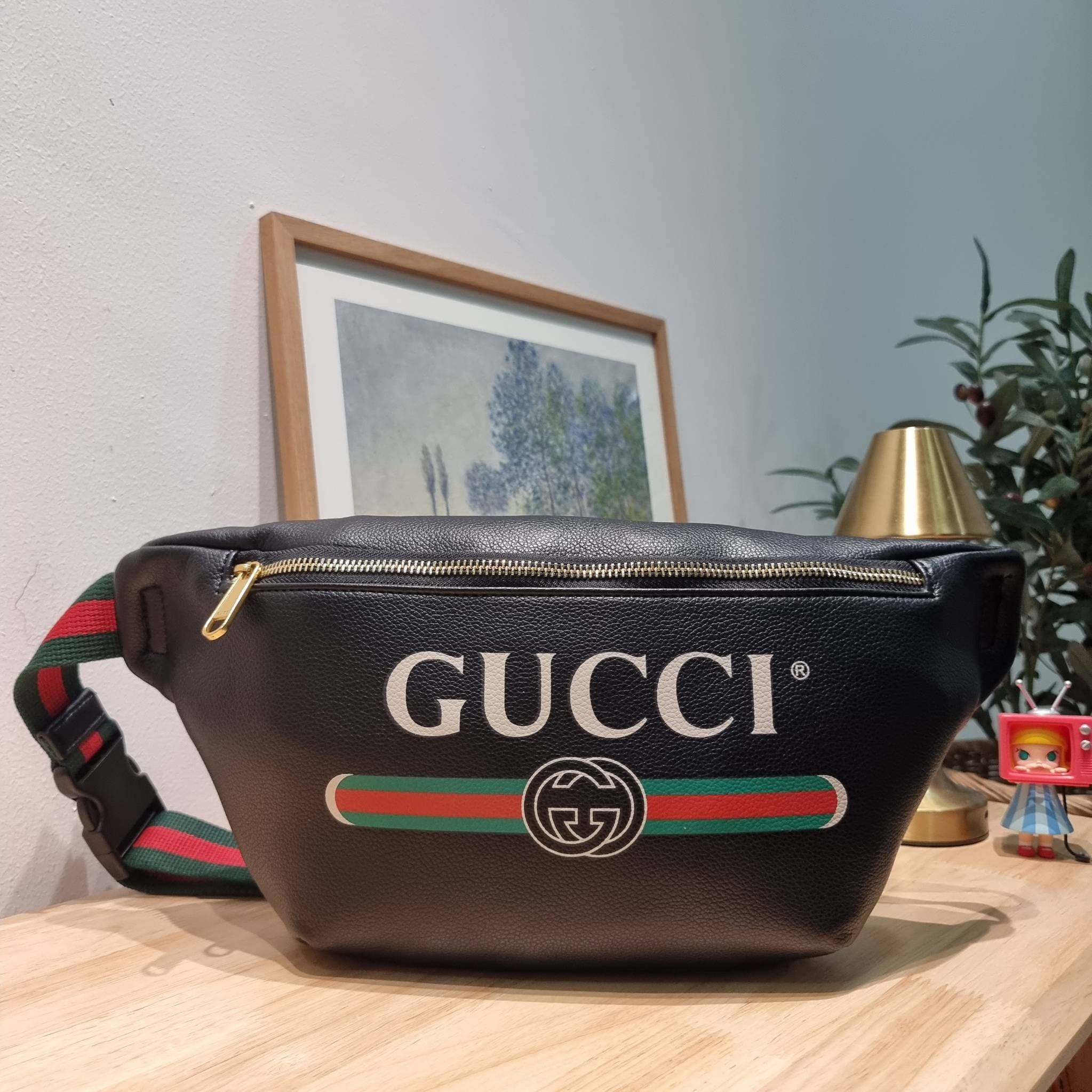 GUCCI Print Logo Belt Bag / GG LEATHER BELT BAG ไอเท็มยอดฮิต ขึ้นแท่น best seller กับกระเป๋าคาดอก ไซส์ใหญ่จุได้คุ้มค่า รูปทรงคลาสสิค พกพาง่าย ดีไซน์ลวดลายเอกลักษณ์ที่เป็นกิมมิค สายสะพายปรับได้ตามชอบ
