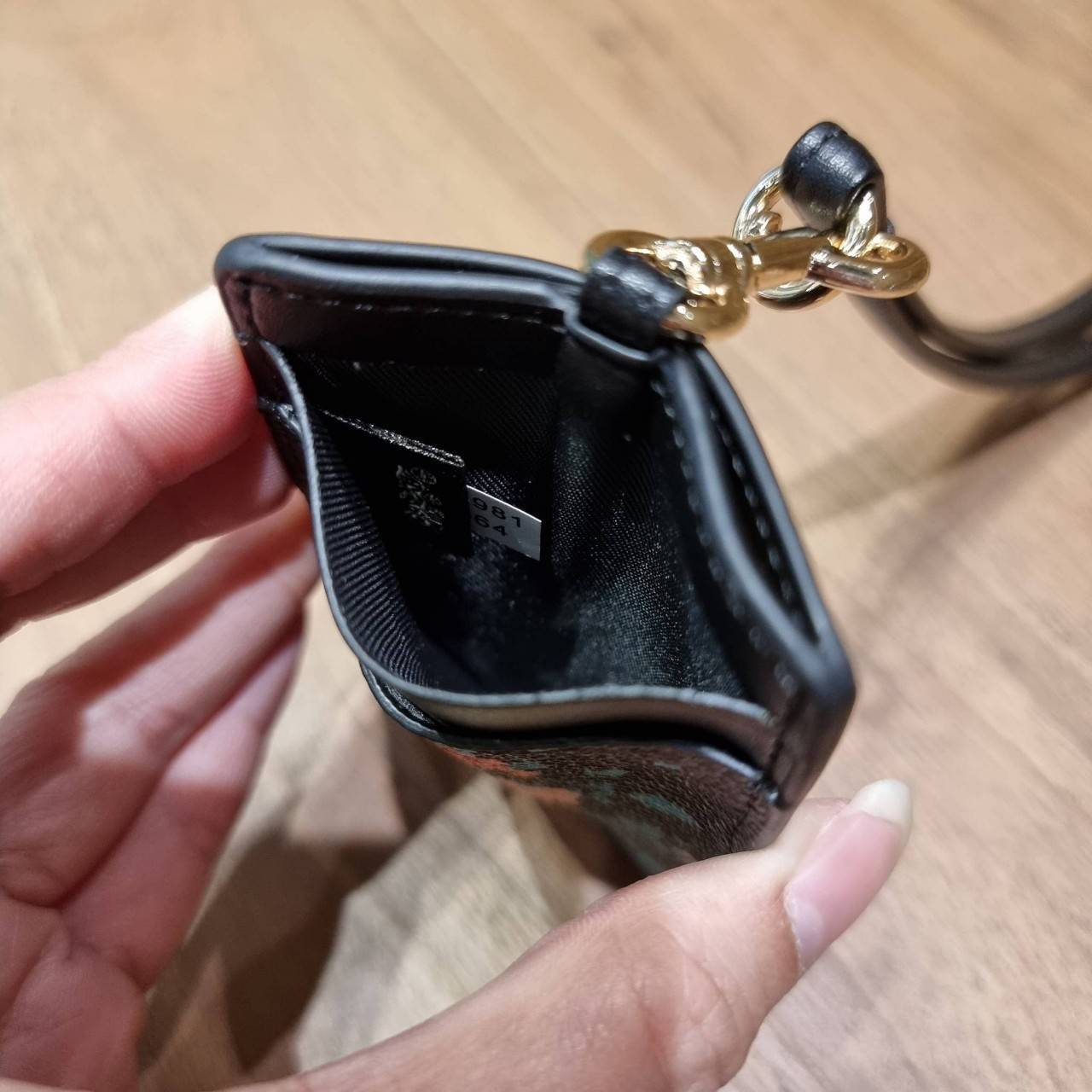 COACH C3305 ID LANYARD IN COLORBLOCK SIGNATURE CANVAS ง่ายๆแบบไม่ธรรมดา!! คลาสสิคแต่มีดีเทลโดดเด่น!! กระเป๋าถนอมบัตร พร้อมสายคล้องคอ ดีไซน์ลวดลายสวย ดูดีทุกแบบ ใช้งานง่าย พกพาสะดวก จะใส่บัตรพนักงาน บัตรเครดิต บัตรปชช. ใบขับขี่ และบัตรอื่นๆที่อยากจะใส่!! ต