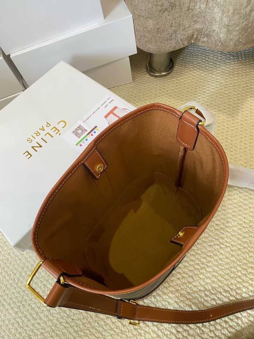 Celine bucket bag in Triomphe canvas and leather / Celine Tote Bag 6" 8" 9.5" กระเป๋าสะพายทรงบัคเก็ต โท้ทรุ่นแรกของแบรนด์ที่ได้รับความนิยมมากที่สุด ควรมีติดตู้ไว้เลย ดีไซน์สวยคลาสสิคไม่มีเอาท์