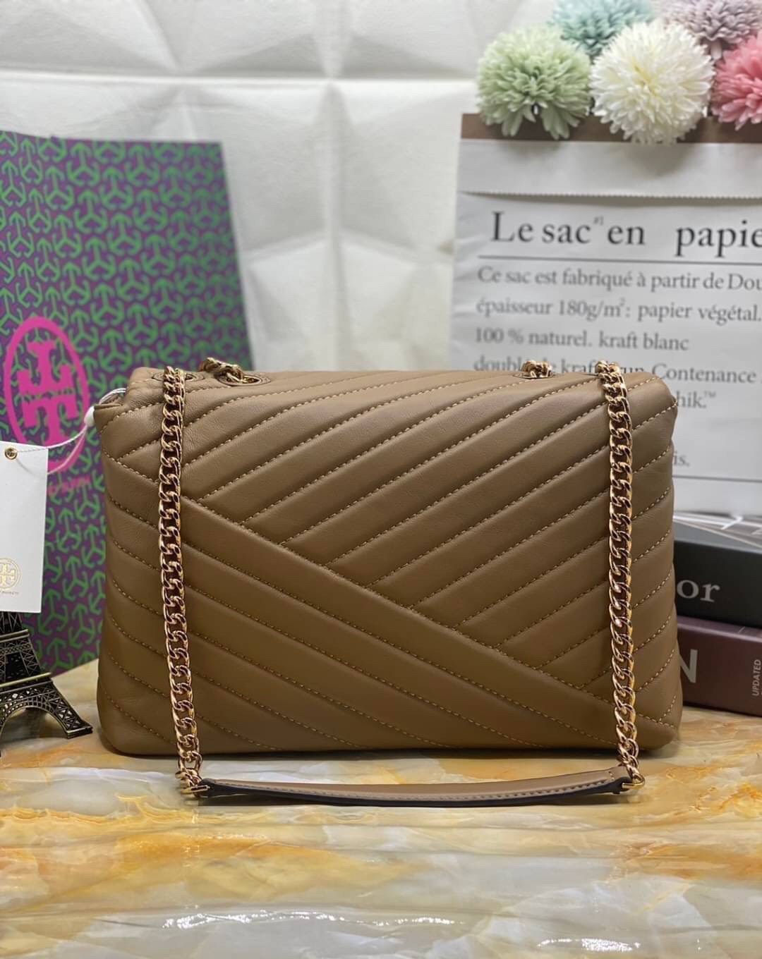 Large : Tory Burch Kira Chevron Quilted Convertible Leather Crossbody Bag เป็นกระเป๋าที่ใช้ในการออกงานสำคัญหรือวันที่มีปาร์ตี้สังสรรค์ คุณควรเลือกใช้กระเป๋าที่มีดีไซน์สะดุดตา เพราะจะช่วยยกระดับและเพิ่มเสน่ห์ให้กับตัวคุณเองมากยิ่งขึ้น หากเป็นงานทางการ เช่น