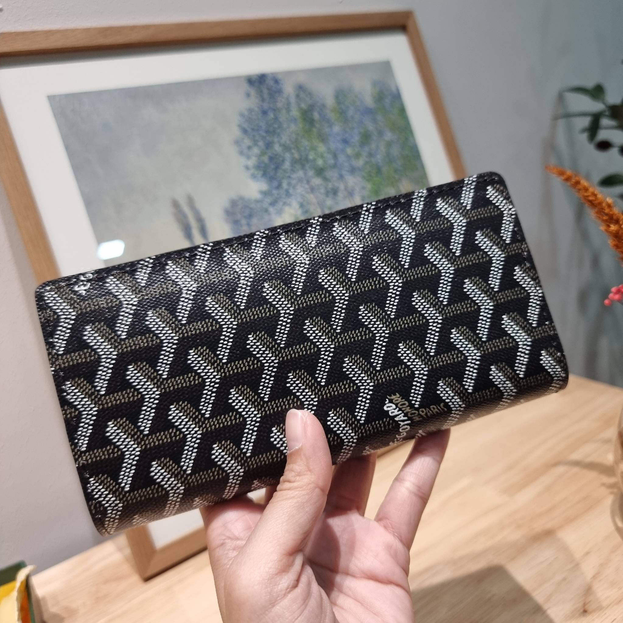 Goyard Bi Fold Long Wallet / GOYARD FLAP WALLET / Goyard Long Wallet กระเป๋าสตางค์ใบยาว รุ่น unisex ที่ใช้ได้ทั้งหนุ่มๆและสาวๆ ไอเท็มนี้ตอบโจทย์สำหรับคนที่ชอบเก็บบัตรเยอะๆ