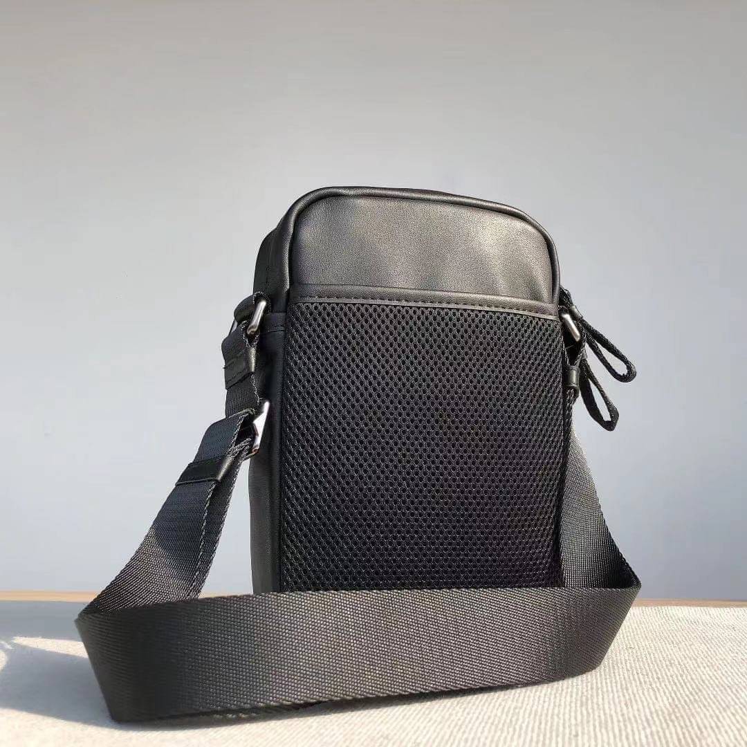 COACH NORTH/SOUTH EDGE CROSSBODY (COACH 5626) IN SIGNATURE CANVAS (COACH 6788) กระเป๋าสะพายผู้ชาย กระเป๋าสะพายรุ่นใหม่ ชนช็อป (!!)รุ่นหายาก สี COBALT MULTI วัสดุทำจาก หนังลูกวัวแท้ เนื้อเรียบ พิมพ์ลาย ขนาดกำลังดี