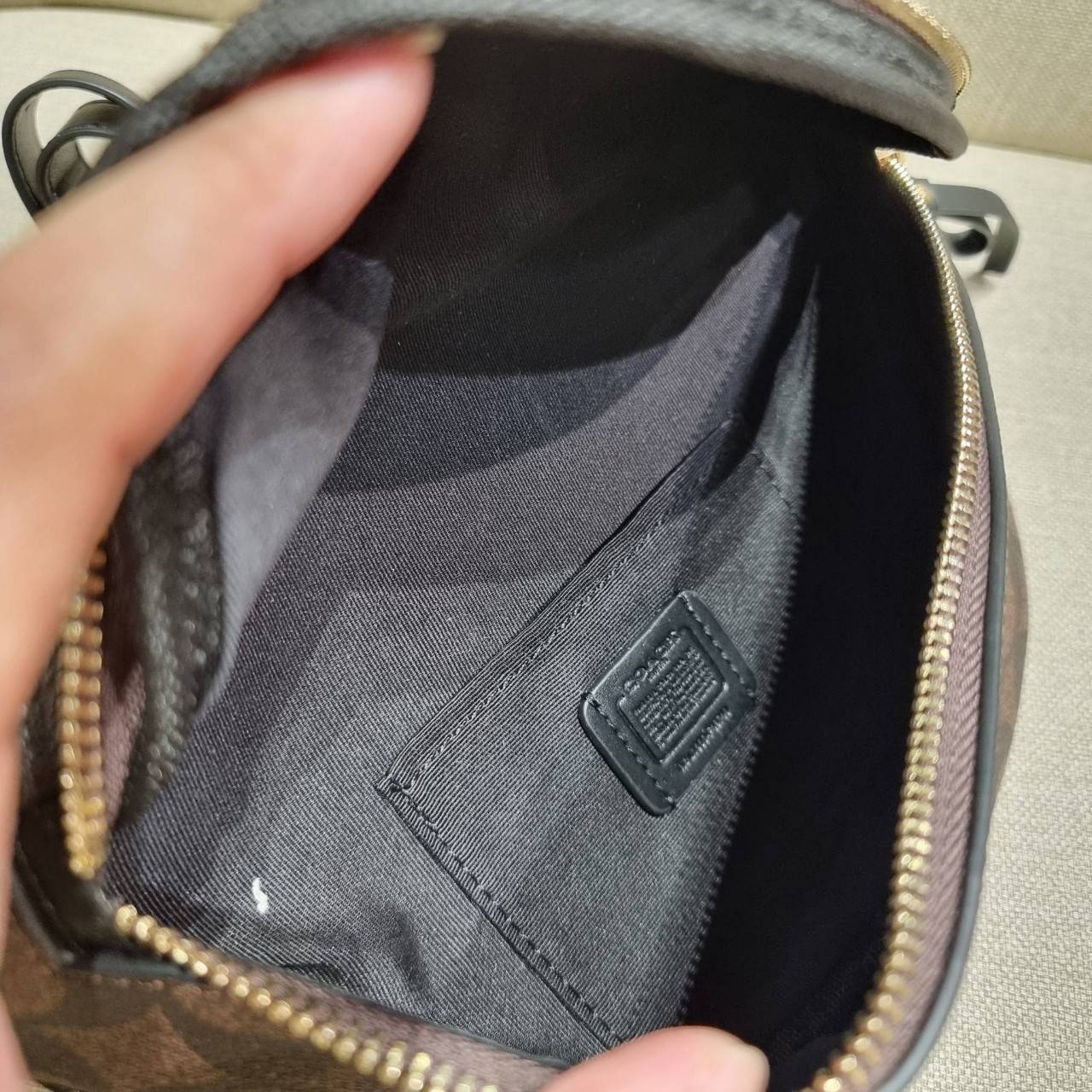 COACH F48740 BELT BAG IN SIGNATURE CANVAS กระเป๋าคาดอกทรง Unisex ที่ขายดีถล่มทลาย!! ขายได้ตลอดปี!! สวยเท่ทุกสี วัสดุหนังแคนวาสเคลือบคุณภาพดี ทนทาน ใช้งานง่าย ภายในเป็นช่องโล่ง เหมาะสำหรับคนที่ชอบพกอะไรง่ายๆ รับรองตอบโจทย์น้า