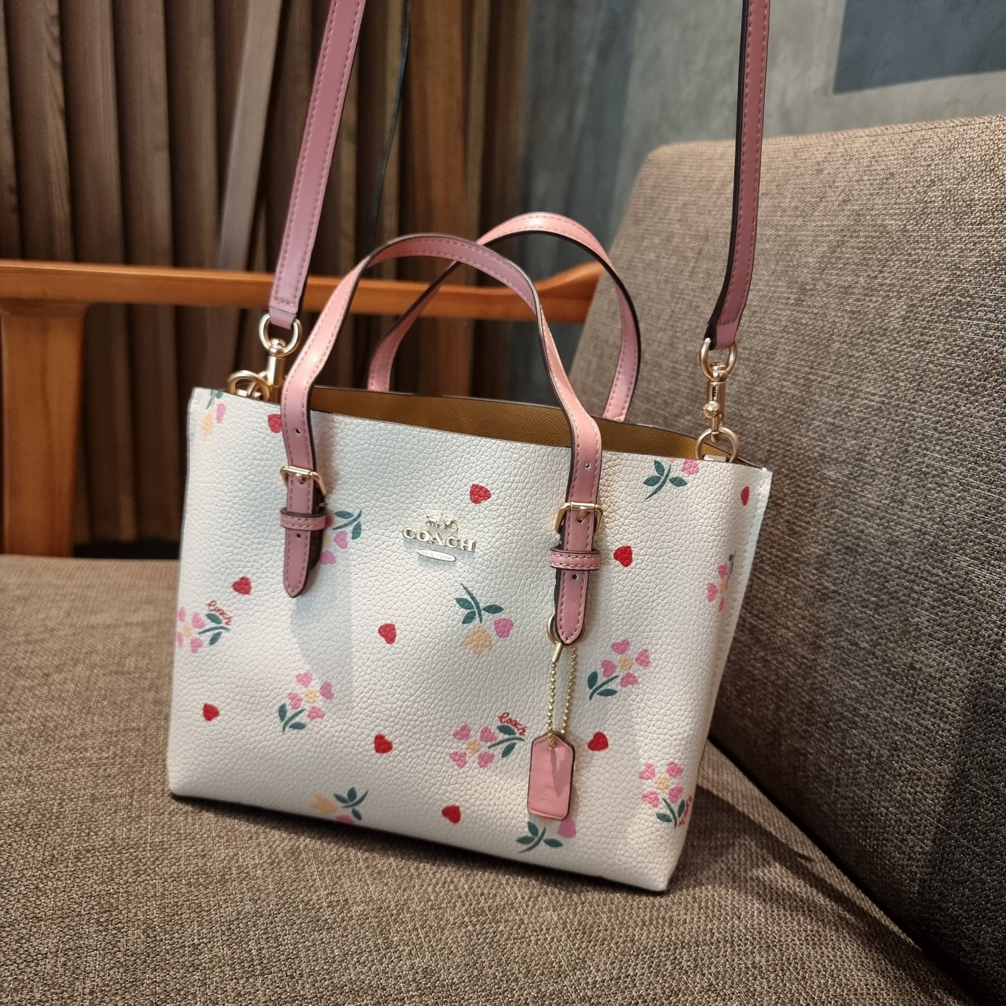 COACH C4084 MOLLIE TOTE 25 WITH HEART FLORAL ดีไซน์ใหม่ล่าสุด กระเป๋าโท้ทไซส์เล็กที่สาวๆต่างก็ต้องปักใจรัก รอบนี้น้องถูกเติมแต่งลวดลายดอกไม้ เพิ่มดีเทลความน่าใช้ไปอีก วัสดุหนัง pepble เรียบหรูดูดีม้าก!! ภายในโล่งกว้าง มีช่องซิปกลางใส่ของได้ ขนาดกำลังดีแบบ
