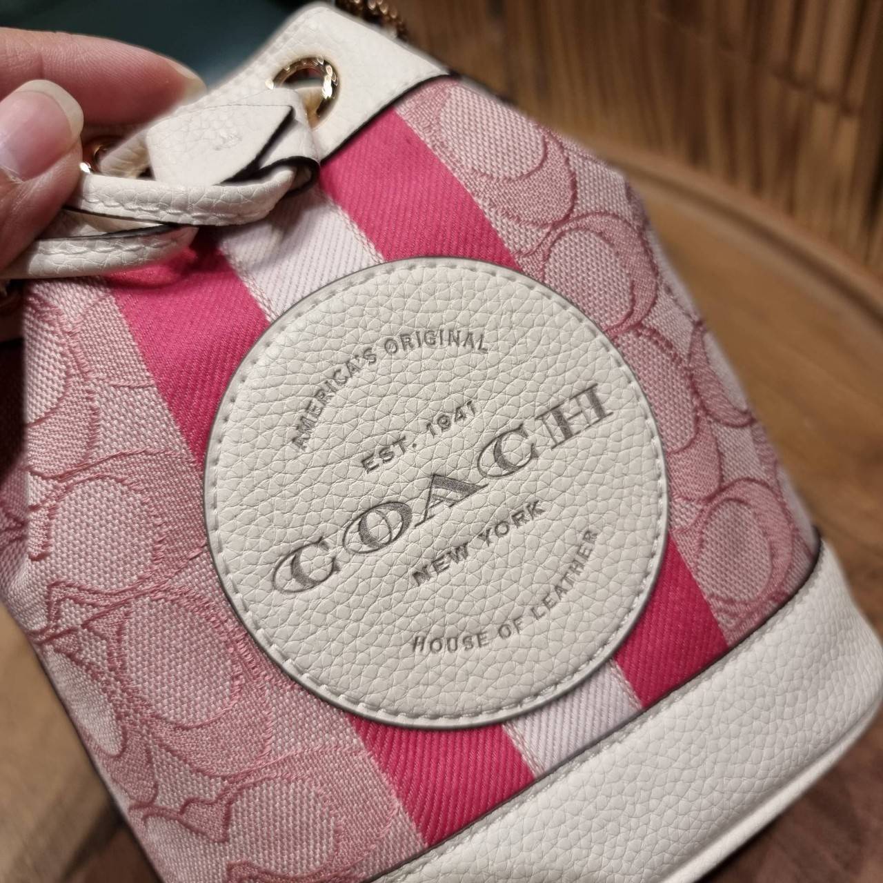 COACH C5121 DEMPSEY 15 DRAWSTRING MINI BUCKET BAG น้องคนสวยมาใหม่จ้า รุ่นใหม่กริ๊บ!! ยังไม่เข้าช็อปไทย ละมุนคุณหนูต้องมาแล้วแหละ กระเป๋าทรงถังไซส์มินิ ใช้งานง่ายด้วยการรูดหนังปิดรอบปากกระเป๋า ทุกอย่างลงตัวที่สุด!! มาพร้อมตัวห้อยรูปหัวใจสีทองกุ๊กกิ๊ก น่ารั