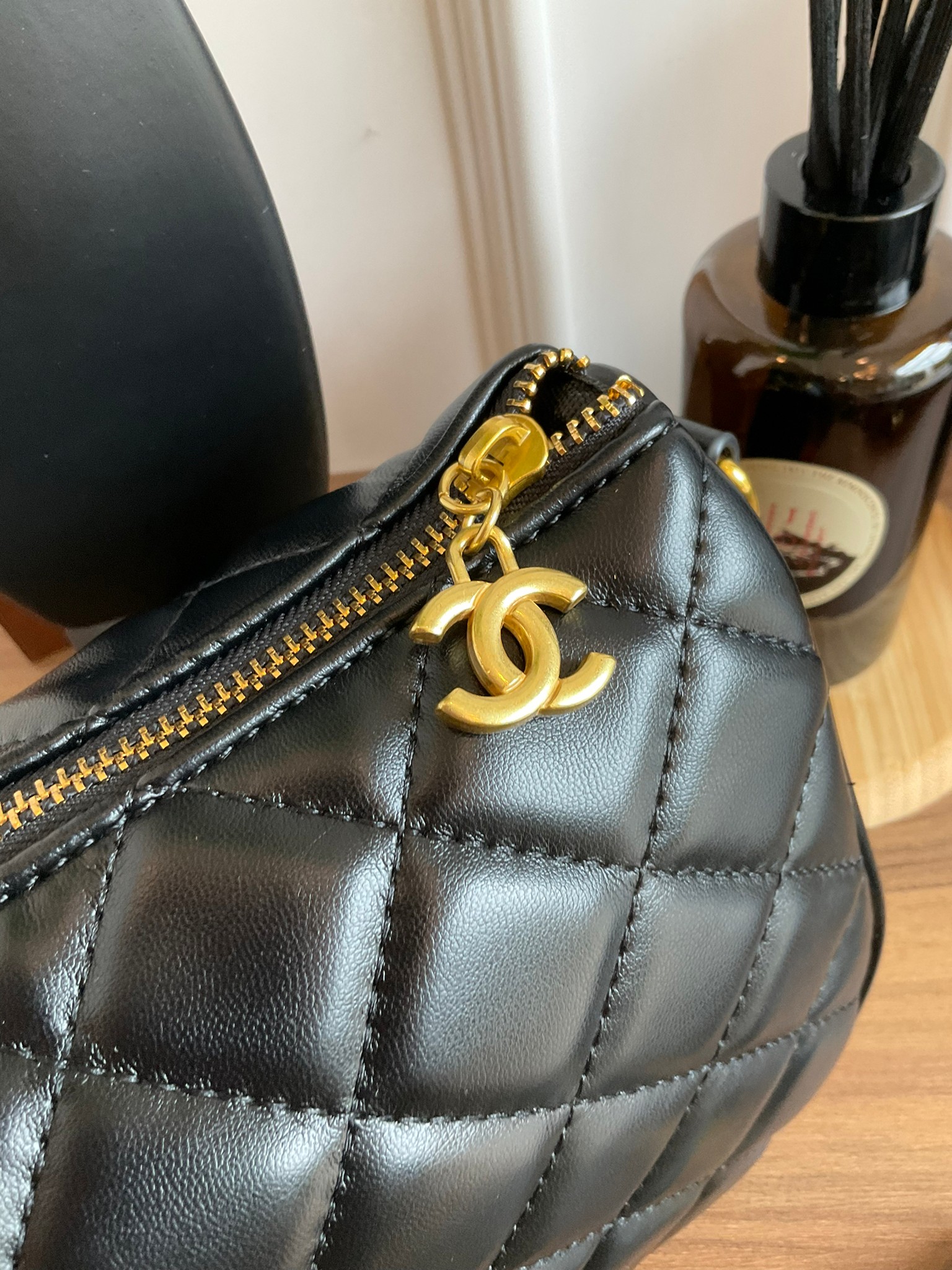 Chanel Crossbody bag black / CHANEL VIP GIFT CROSSBODY BAG กระเป๋าทรงสะพายข้าง ที่กำลังมาแรงมาในตอนนี้ ตัวกระเป๋าเป็นหนังพียูพรีเมี่ยม อะไหล่ทองวินเทจทั้งใบ ด้านหน้าประดับโลโก้แบรนด์ เปิดปิดด้วยซิปยาว ด้านในใส่กระเป๋าสตางค์ได้ถึงใบกลาง สามารถเป็นได้ทั้งกร