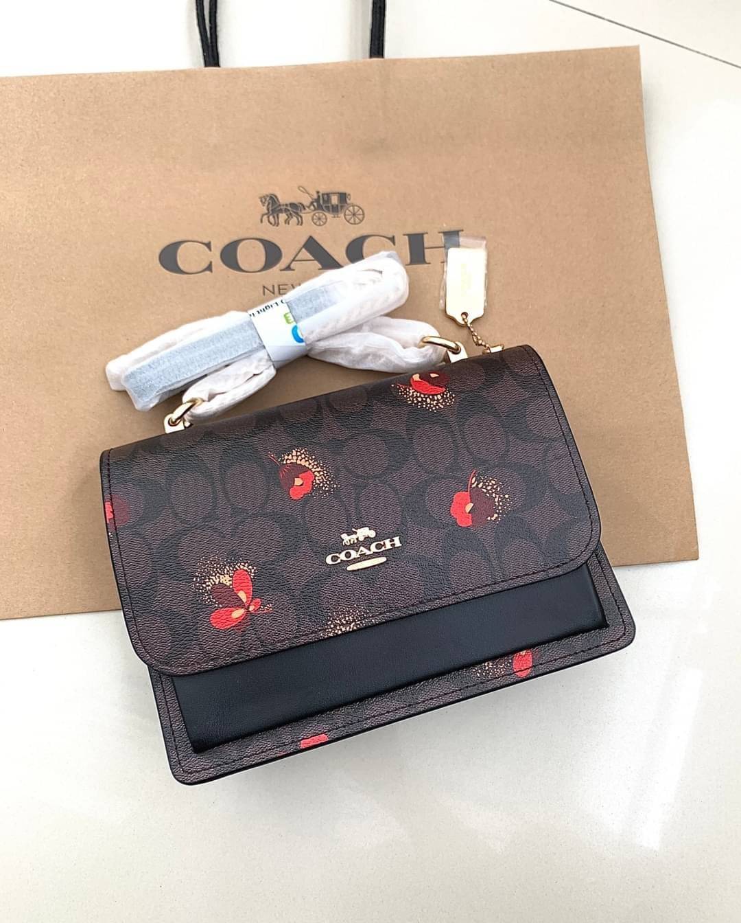 OUTLET 】COACH KLARE CROSSBODY IN SIGNATURE CANVAS WITH POP FLORAL PRINT ((C5797)) สวยมากๆ อยากให้ได้ไปจริงๆจ้าา พร้อมส่งที่ไทย สวยมากๆค่ะ 🌺 ✔️กระเป๋าสะพายแบบครอสบอดี้ร์ หนังแท้สวย ✔️พร้อมป้ายห้อยโลหะแบรนด์หรู 🌺จุดเด่นของรุ่นค