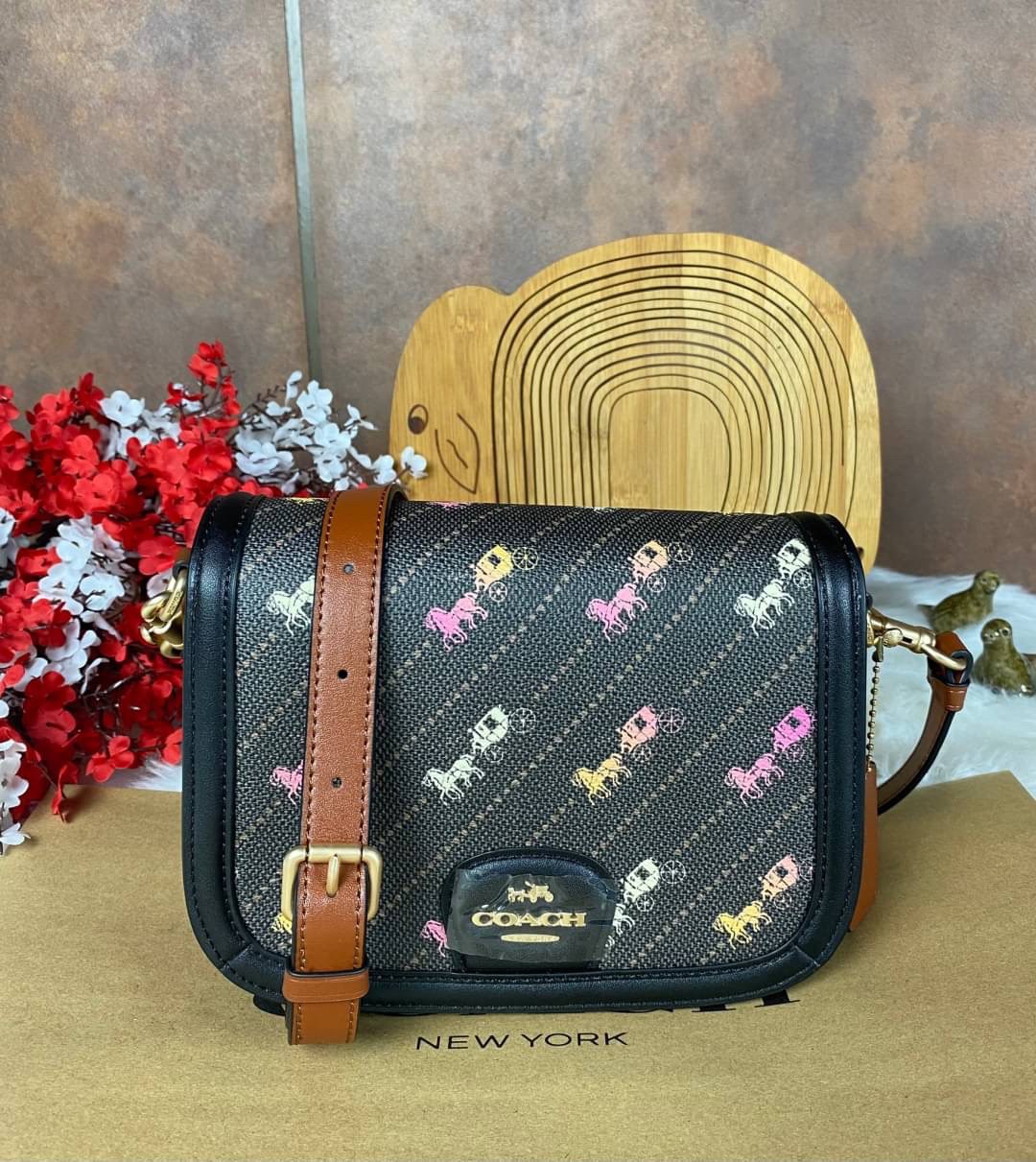 OUTLET 】COACH SADDLE BAG WITH HORSE AND CARRIAGE DOT PRINT (COACH C4059) กระเป๋าสะพายข้าง ลายม้าและรถลาก item ใหม่ที่สาวๆต้องมีนาทีนี้ห้ามพลาด รูปทรงโค้งมน วัสดุ พีวีซี ผ้าใบเคลือบพิมพ์ลายเป็นหนังเรียบ ทนทานและกันคราบสกปรกทั้งสี่ด้านเป็นหนังคุ้มสุดๆ ภายใน