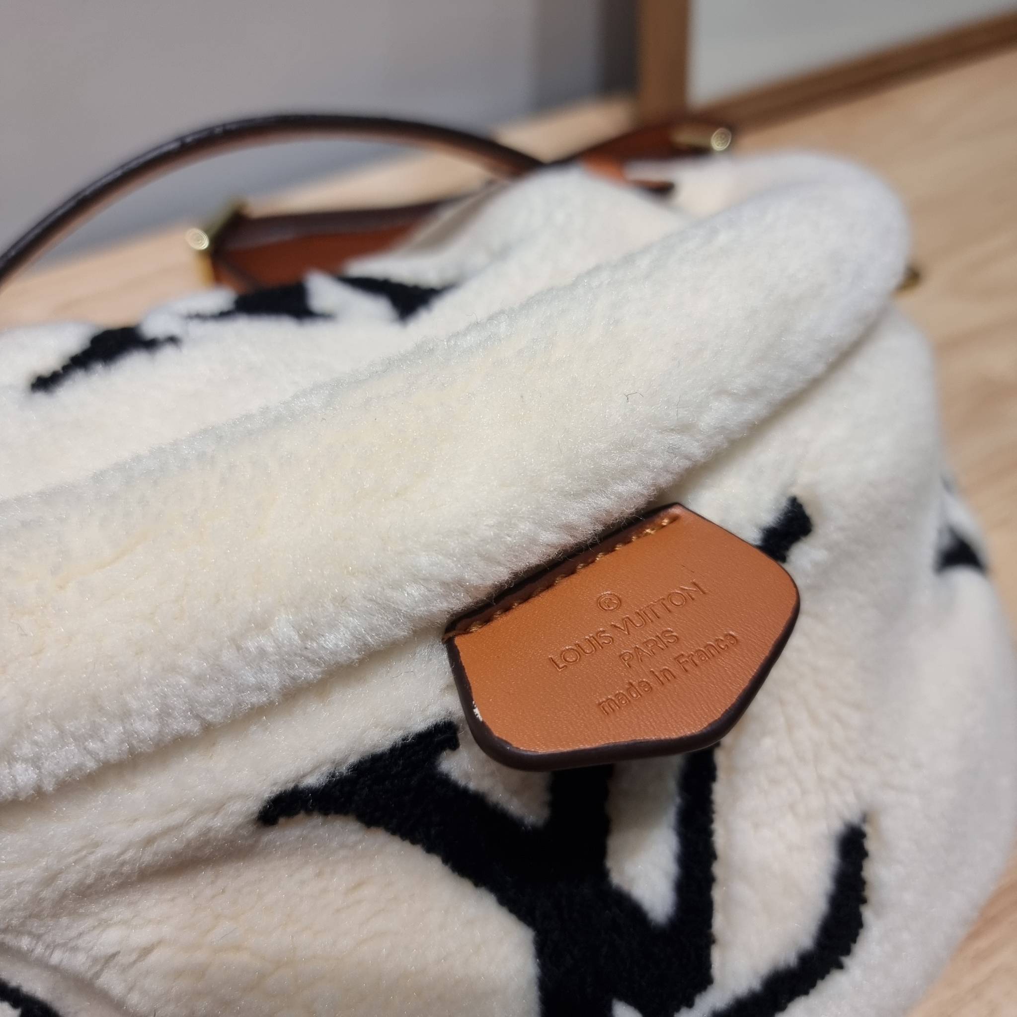 LV BUM BAG MONOGRAM TEDDY FLEECE / LV Teddy Limited Edition Bumbag ไอเท็มที่ต้องมี กับกระเป๋าคาดอก ดีไซน์เอกลักษณ์ โดดเด่นด้วยจัมโบ้ฟ้อนท์สีตัดกับตัวกระเป๋า เปิด-ปิดด้วยซิป ภายในเป็นช่องโล่ง โดยตัวกระเป๋าจะมีหูจับในตัว และสายสะพายที่สามารถปรับได้ตามตัว รุ