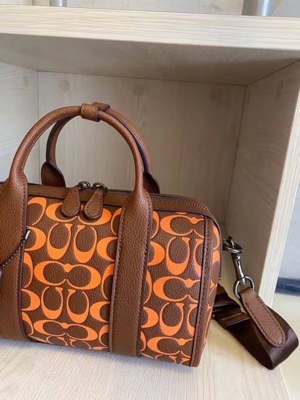 COACH GOTHAM DUFFLE / Coach Gotham 24 travelling bag handbag shoulder bag พร้อมส่ง กระเป๋าทรงหมอนรุ่นใหม่บ่าสุดปี 2022 รุ่นนี้สามารถใช้ได้ทั้งชาย//หญิง หนังแท้อย่างดี นิ่มทรงสวย มากๆค่ะ ภายในกระเป๋าสามารถใส่สัมภาระที่จำเป็นในชีวิตประจำวันได้ครบเลยค่ะ; มีช