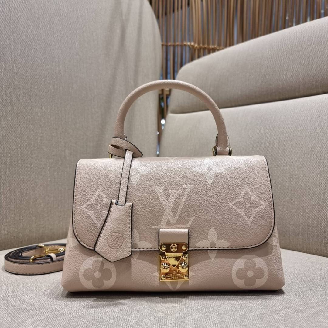 VIP 🥂 LV MADELEINE BAG ใหม่ล่าสุด อีกหนึ่งรุ่นคลาสสิคหายาก ที่สาวๆรอคอย กระเป๋าถือ/สะพายข้าง ดีไซน์เรียบง่าย แต่เต็มไปด้วยดีเทลความหรู วัสดุหนังวัวปั๊มลายเอกลักษณ์ เปิด‐ปิดด้วยอะไหล่กดล็อคสีทองหรู และมีพวงหนังห้อยพิเศษแถมมาให้ด้วย ภายในแบ่งสัดส่วน