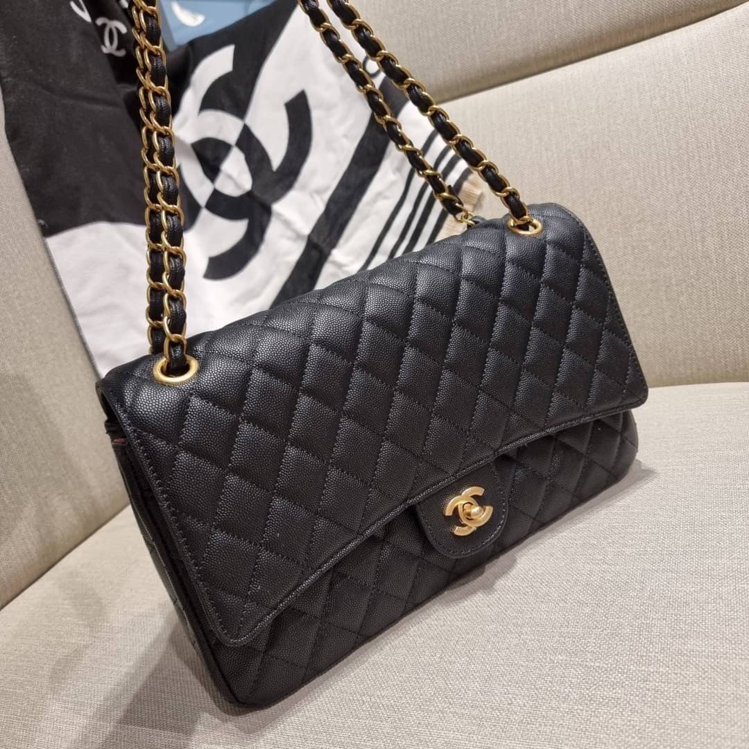 VIP 🥂 CHANEL LARGE CLASSIC JUMBO HANDBAG RARE ITEM!! CHANEL GIFT BOX SET สุดหรูชวนให้สะสมกันอีกแล้วหนึ่ง สุดยอดเดอะเบสท์ไอเท็ม พร้อมเสิร์ฟครบชุด สุดคุ้ม จัดให้กับกระเป๋ารุ่นคลาสสิคฮิตตลอดกาล ใบใหญ่จุแบบสุดๆ พร้อมกับผ้าคลุมไหล่ผืนใหญ่ ผ้าวูลนุ่มสุด
