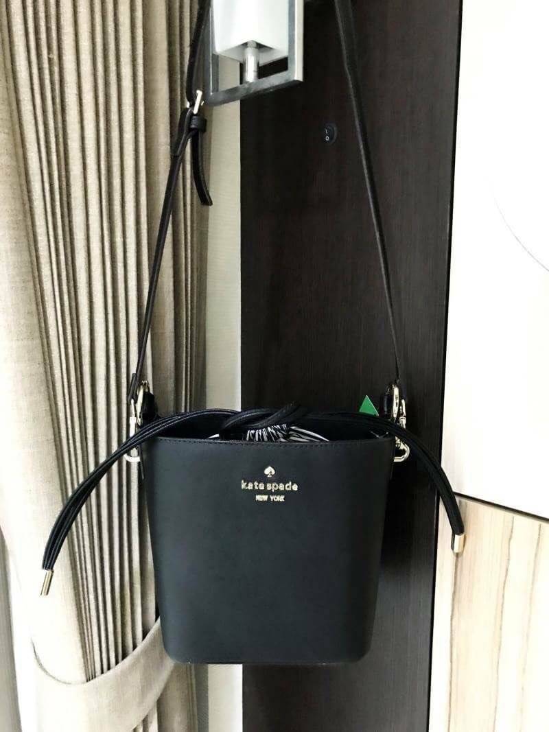 Kate Spade New York Cameron Street Pippa Bag กระเป๋าถือหรือสะพายรุ่นใหม่ล่าสุดจาก Kate Space Factory Outlet ดีไซน์ทรงถัง เปิดปิดด้วยหูรูด Drawstring ด้านหน้าประดับโลโก้เเบรนด์อะไหล่ทอง ภายในมีช่องใส่ของสามารถใส่กระเป๋าสตางค์ใบยาว มือถือ ของใช้ได้จุ พร้อมส