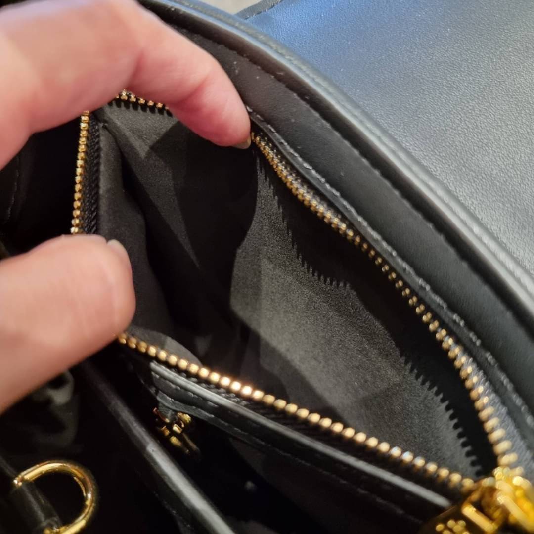 LV capucines top handle with vintager 1854 / LV SINCE 1854 CAPUCINES MM ที่สุดของความสวยในดีไซน์คลาสสิคย้อนยุค กระเป๋าถือสุดหรู มาพร้อมหูจับในตัว ด้วยรูปทรงวินเทจและวัสดุผ้าแคนวาสคละลายเต็มใบ สร้างดีเทลให้ไอเท็มนี้ได้ลุคผู้ดีไปอีก และยังมีลูกเล่นที่ฝาปิดก