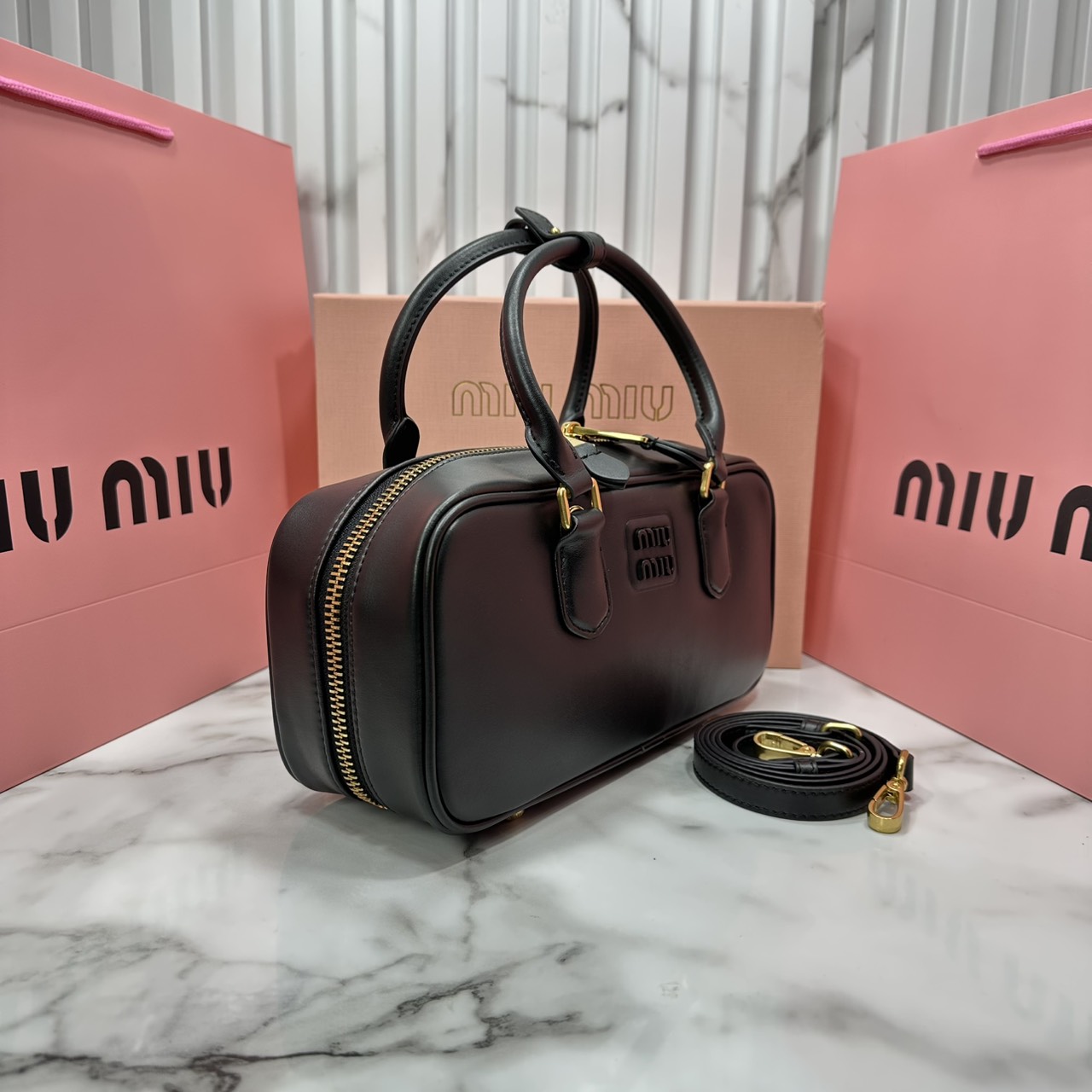 ORI หนังแท้ | MIU MIU Arcadie leather bag Large 27cm กระเป๋าสะพายทรงโฮโบใบใหญ่ ลุคลูกคุณหรูหราน่ารักๆเก๋ๆ สวยดูแพง หูจับในตัวง่ายและสะดวกพกพา มาพร้อมสายสะพายข้างภายในโล่งกว้างมาก