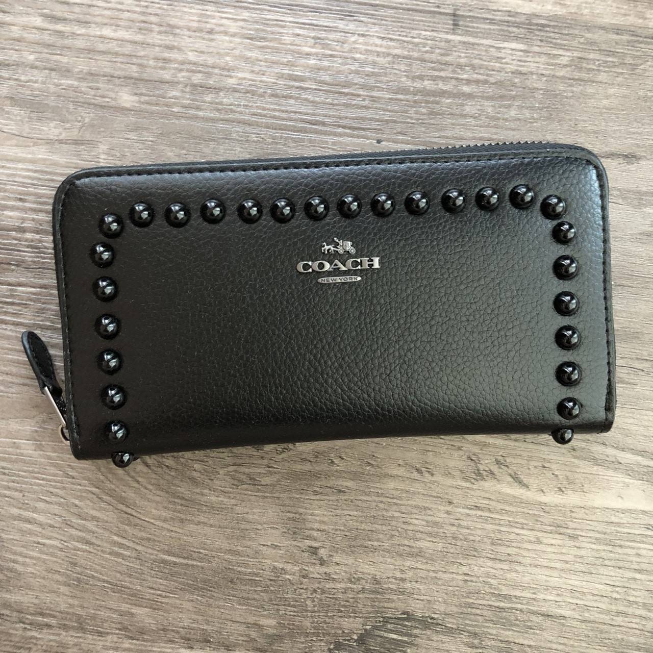 COACH Leather Accordion Zip Around Wallet กระเป๋าสตางค์ใบยาวซิปรอบ ภายในมีช่องใส่บัตร, ธนบัตร และช่องซิปใส่เหรียญค่ะ