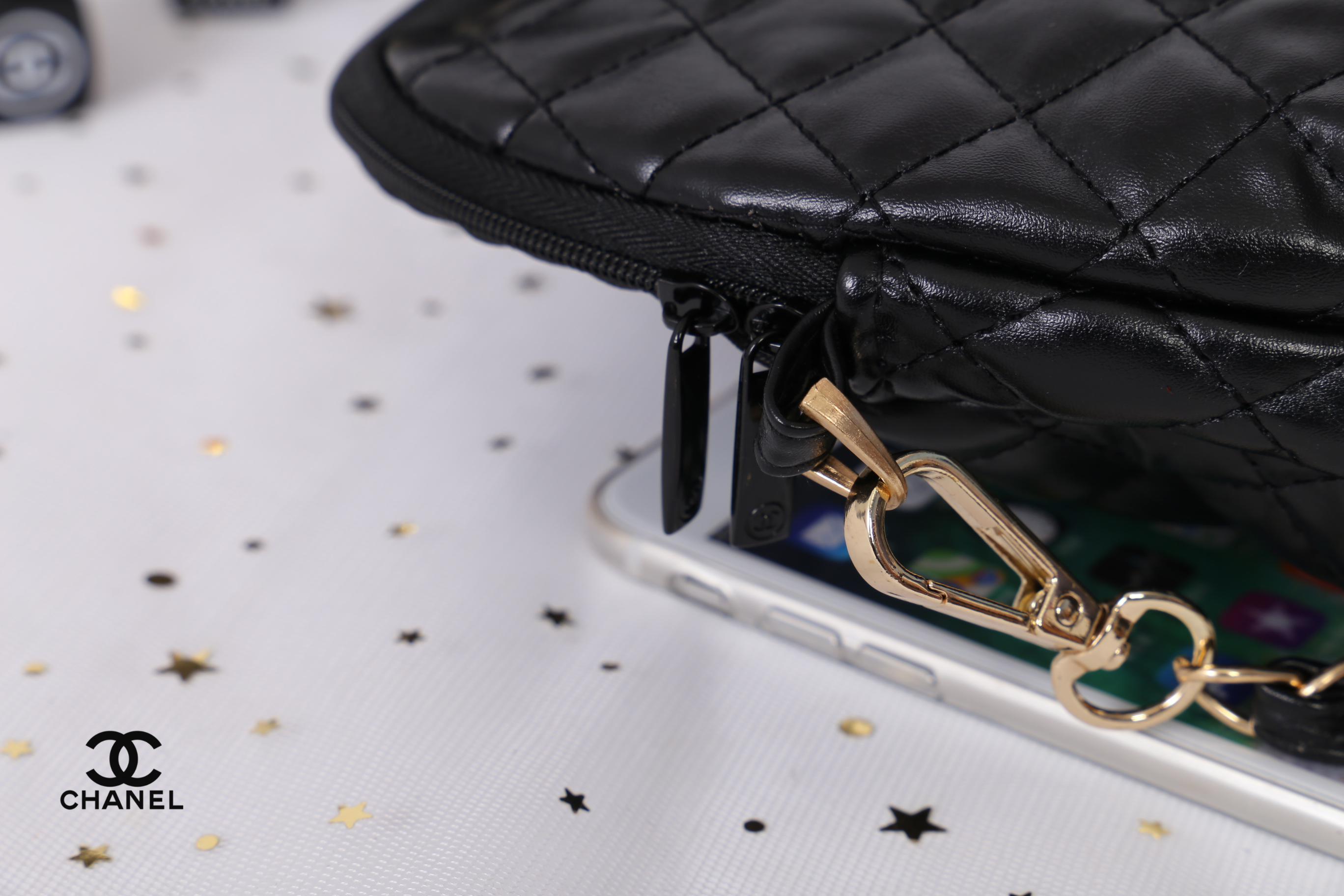 Chanel Quilted Leather Crossbody Bag with gift box สินค้าเป็นของแท้ ใหม่จากเค้าเตอร์เครื่องสำอาง/น้ำหอมแบรนด์ กระเป๋าแบรนด์ Chanel VIP Gift Bag ทำจากหนัง หัวซิปปั้มโลโก้แบรนด์ มาพร้อมสายยาว สายโซ่อะไหล่ทองยาว Crossbody สายถอดเก็บได้ ด้านในบุผ้า ปั้มแบรนด์