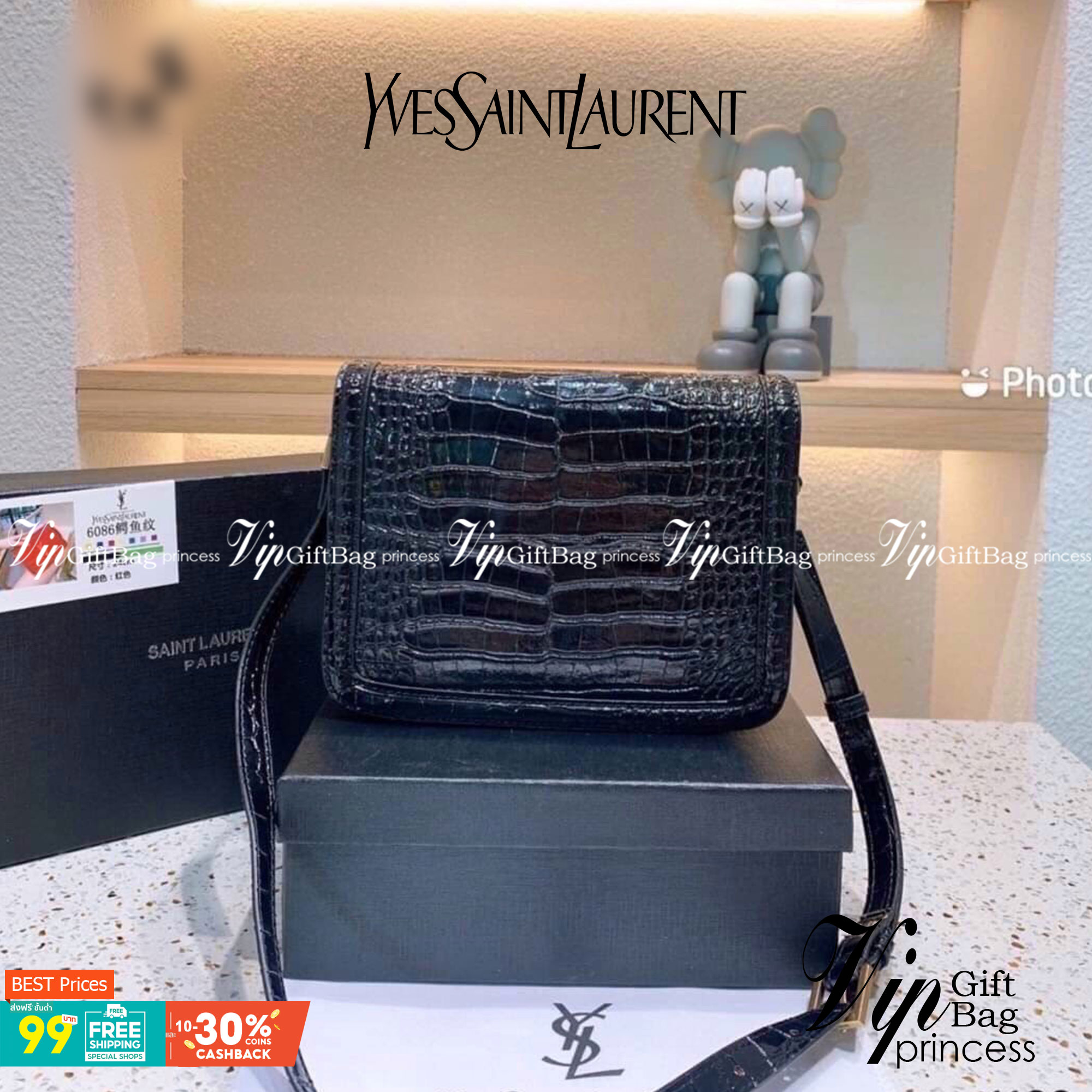 YSL Yves Saint Laurent Black Croc Embossed Leather Satchel Shoulder Bag กระเป๋าสะพายทรงกล่องหนังลายจระเข้ คอลนี้ถือว่าเป็นตัวท๊อปเลยค่า ดาราใช้กันเยอะ ดีไซส์น่าใช้ วัสดุเกรดดี อะไหล่สวยงาม ภายในโล่งมีช่องหลัก และช่องย่อยสามารถใส่มือถือของใช้จุกจิกได้เยอะ 