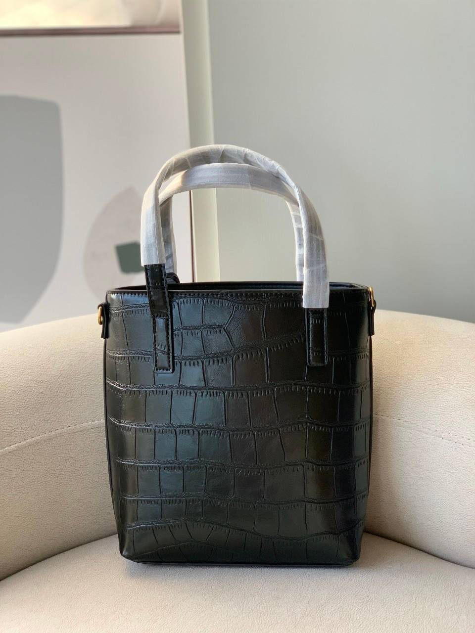 Large YSL CROC TOTE / YSL Toy croc-effect leather tote bag พร้อมส่งครบสองไซส์ *คู่ดูโอ้ สวยแบบตะโกนนน YSL BAG VIP วัสดุหนังสังเคราะห์ หนังนิ่มลายจรเข้เต็มใบ สวยหรูมาก