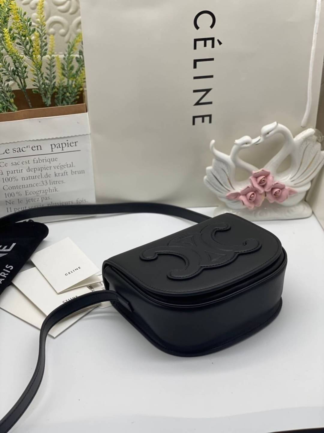 VIP 】CELINE FOLCO CUIR TRIOMPHE in Smooth Calfskin ใหม่ล่าสุดของแบรนด์CELINE ให้ลุคชิคแอนด์ชิล (GWP) พรีเมี่ยมกิ๊ฟ Limited Edition จาก CELINE PERFUME DUTY FREE COUNTER วัสดุหนังแท้ (Calfskin) ขนาดกระทัดรัด น้ำหนักเบา โดดเด่นด้วยดีไซน์โลโก้แบรนด์ที่ด้านหน้