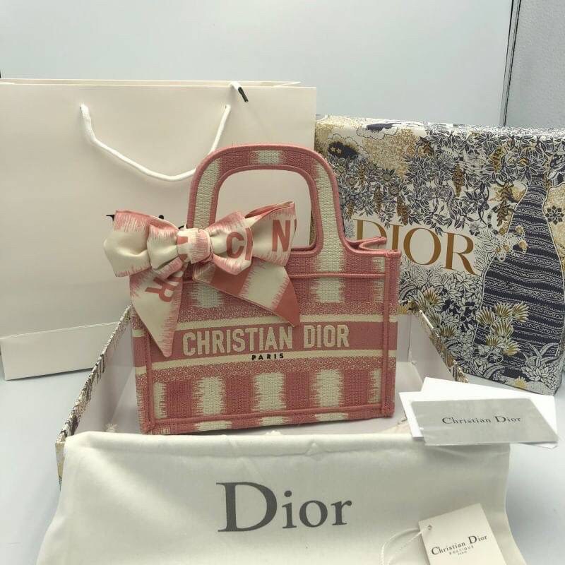 CHRISTIAN DIOR MINI BOOK TOTE กระเป๋าถือทรง Shopping ไซส์มินิ สวยคลาสสิค พกพาสะดวก ใช้งานง่ายสุดๆ วัสดุงานทอละเอียดคุณภาพดี ภายในเป็นช่องโล่ง ใบจริงงานสวยเกินเบอร์!! ไม่ผิดหวังจ้า