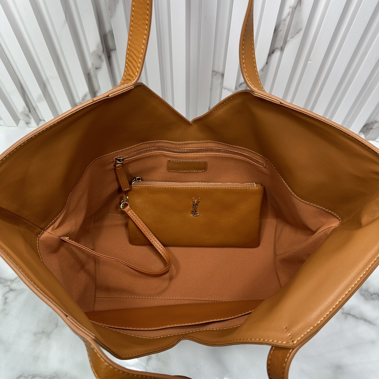 YSL Y TOTE IN LEATHER BAG กระเป๋าสะพายทรงโท้ทใบใหญ่ รุ่นใหม่ล่าสุด งานหนังแท้สวยเต็มใบ ดีไซส์เรียบหรูดูแพงอย่างแท้จริง ภายในโล่งกว้างมาก จุของได้เยอะสุด เอาใจสายแบกแต่ยังคงความหรูไว้ในตัวอย่างแน่นอน