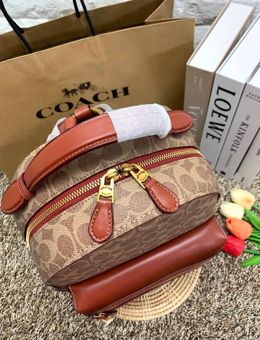 COACH CAMPUS BACKPACK IN SIGNATURE BAG ((32715)) LARGE พร้อมส่งอีกครั้ง ((ใบใหญ่)) ห้ามพลาด! กระเป๋าสะพายหลังแบบมีหูหิ้วได้ หนังแท้อย่างดี ลายหนังสวย สีหนังคลาสสิค ดูดีมากๆค่ะ ด้านหน้ามีช่องซิปขนาดกลางใส่มือถือหรือของจุกจิกได้ เปิดปิดกระเป๋าแบบซิปคู่ ภายใ