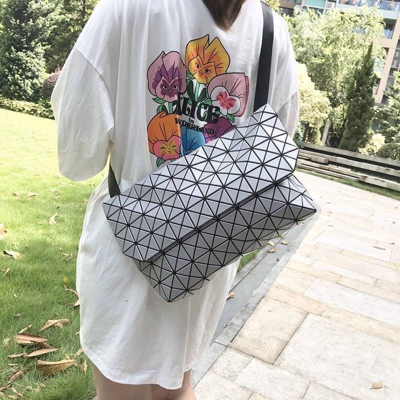 Baobao Issey Miyake Prism Sac ชาวมินิมอลทั้งชายและหญิงต้องถูกใจรุ่นนี้ เพราะ Prism Sac เป็นกระเป๋าแบบ unisex ที่มาพร้อมกับความเรียบง่ายของวัสดุเนื้อแมตต์ แต่ให้ลุคสไตล์เท่แบบคูลๆ โดดเด่นด้วยดีไซน์ที่ออกแบบมาให้ใช้งานที่ง่าย ตอบโจทย์ทุกสถานการณ์ฝาพับแบบเปิ