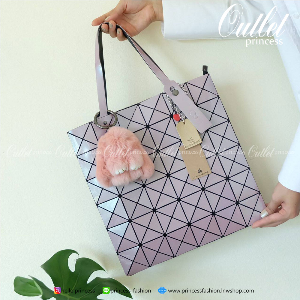 ทรงสุดฮิตจากแบรนด์ David Jones รุ่น Candy color ใบนี้ มาพร้อมกับน้องกระต่าย DV ขนฟู นิ่มๆ สีเข้า set กับกระเป๋าคะ กระเป๋า ทรง Tote ตัวกระเป๋าเย็บติด ด้วยแผ่นอคิลิค ตัดขอบลายวิ้งๆ สุดหรู ดีไซน์เกร๋ จุดเด่นที่ น้ำหนักเบา สามารถ ถือ หรือ สะพายไหล่ได้คะ ใบใหญ