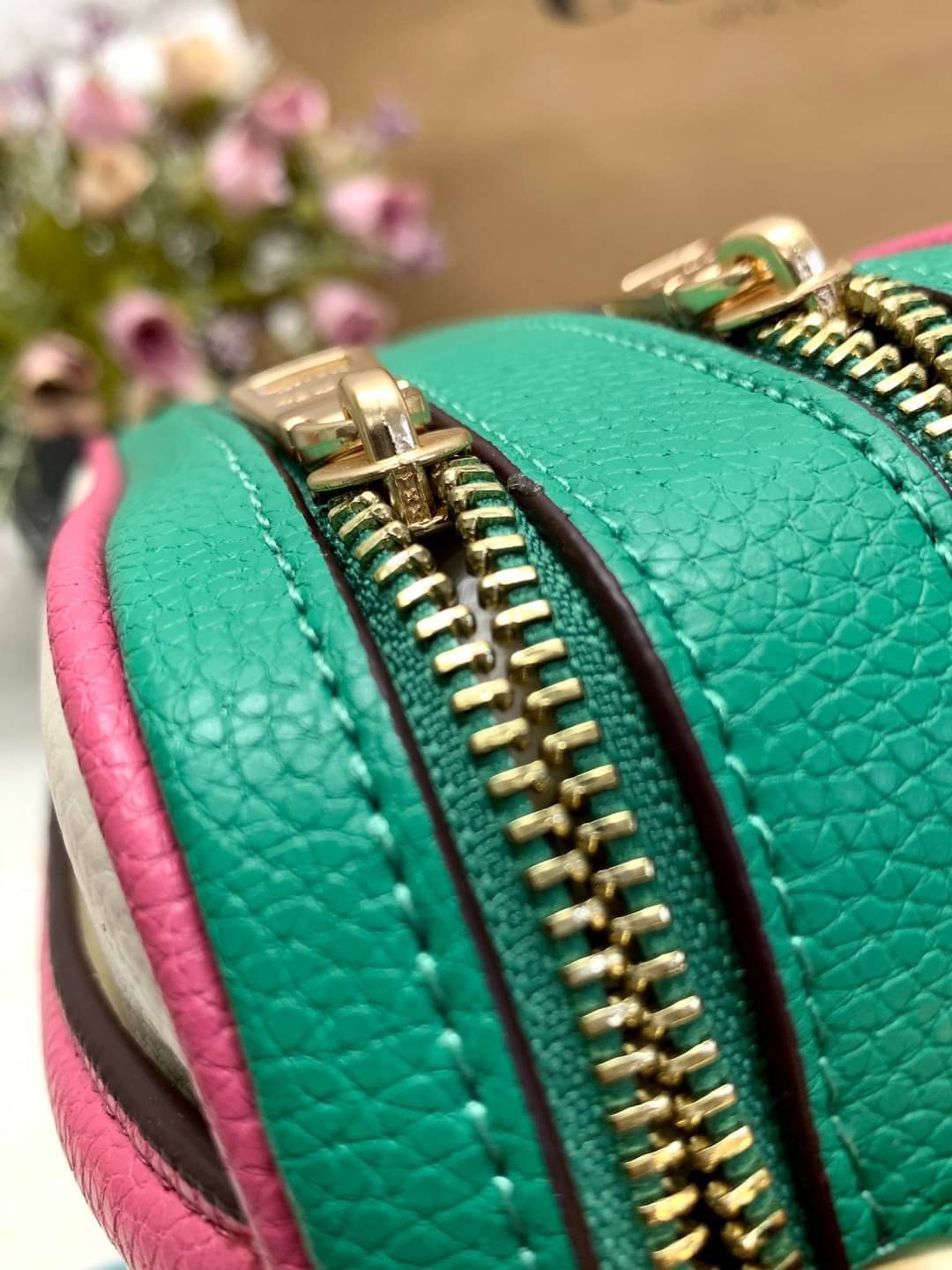 Coach Leather Jes Crossbody in Colorblock ((72704)) กระเป๋าสะพายข้าง//ครอสบอดี้ร์ วัสดุหนังแท้ หนังนิ่มสวยงาม มากๆค่ะ ด้านหน้ามีโลโก้แบรนด์เด่นชัดสะดุดตา ช่องหลักแบ่งเป็น2ซิป แต่ละช่องกว้าง ใส่กระเป๋าเงินใบยาวได้ ของอื่นๆได้จุค่ะ มีช่องเล็กให้ใส่ของจุกจิก