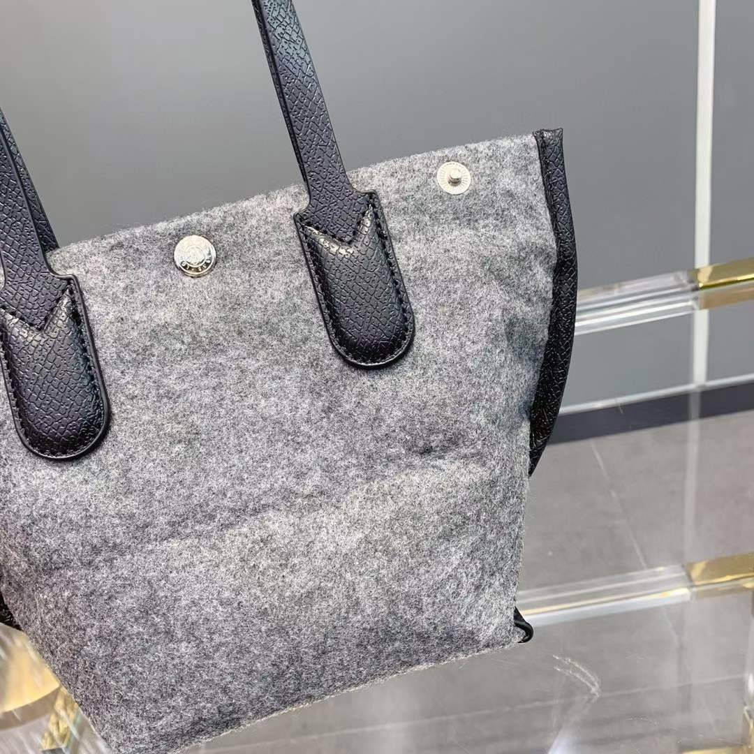 LONGCHAMP ROSEAU ESSENTIAL Shopping bag กระเป๋า Tote วัสดุผ้าขนสัตว์ ซับในผ้าฝ้ายที่จับด้านบนหนังวัว กระเป๋าสะพายใบนี้มีขนาดพอเหมาะ ดีไซน์หรูหรานี้สามารถสะพายไหล่หรือถือในมือก็ได้ นุ่มและน้ำหนักเบา